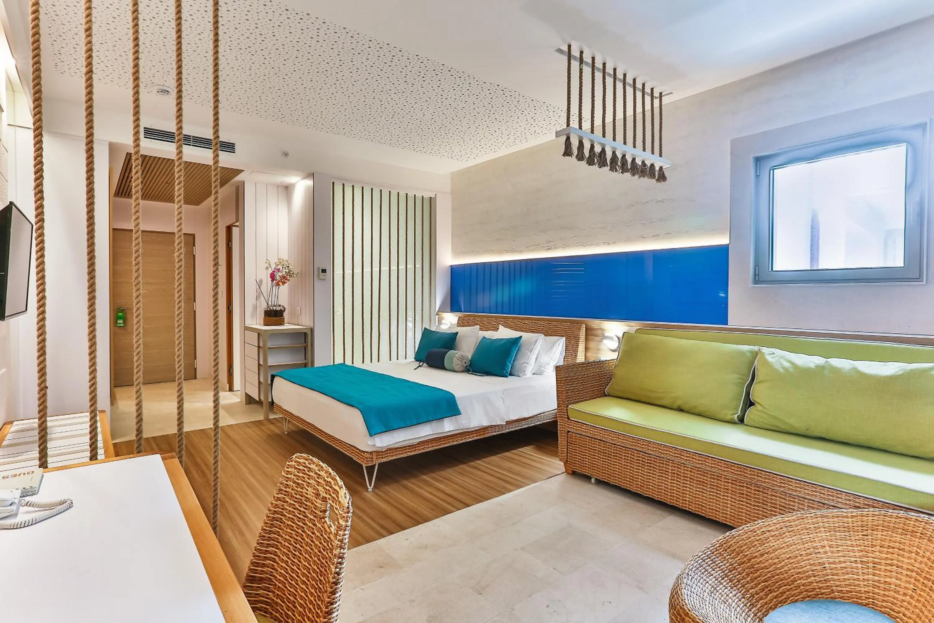 Living room, Bed in Carine Hotel Park