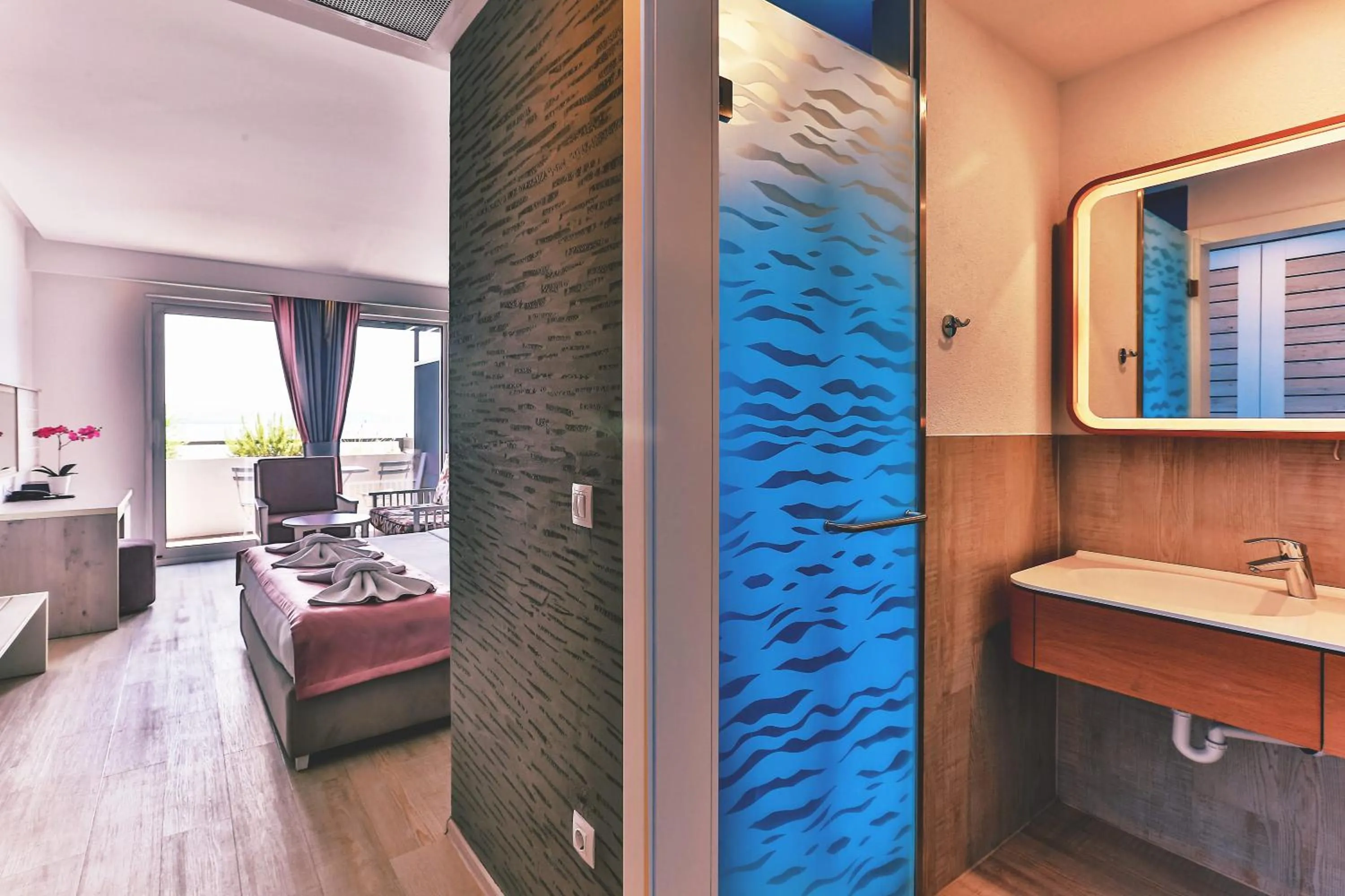 Bathroom, Bed in Carine Hotel Park