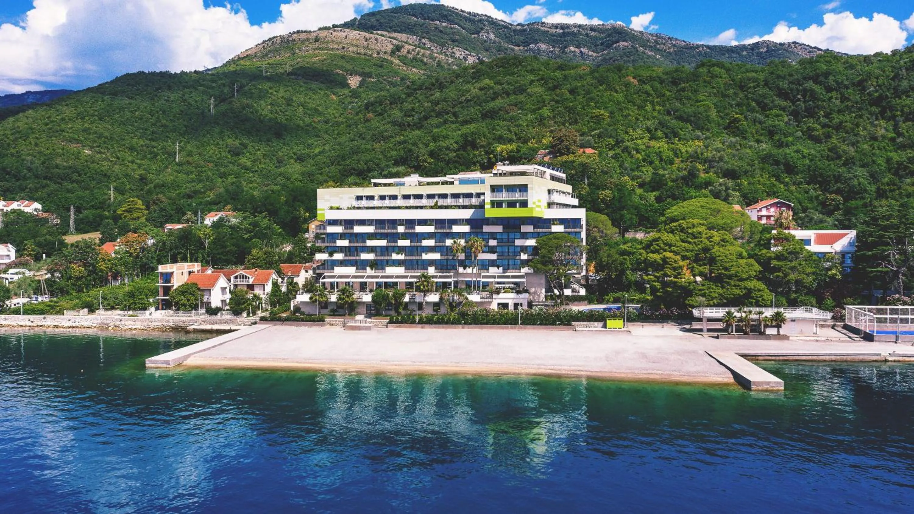 Property building in Carine Hotel Park