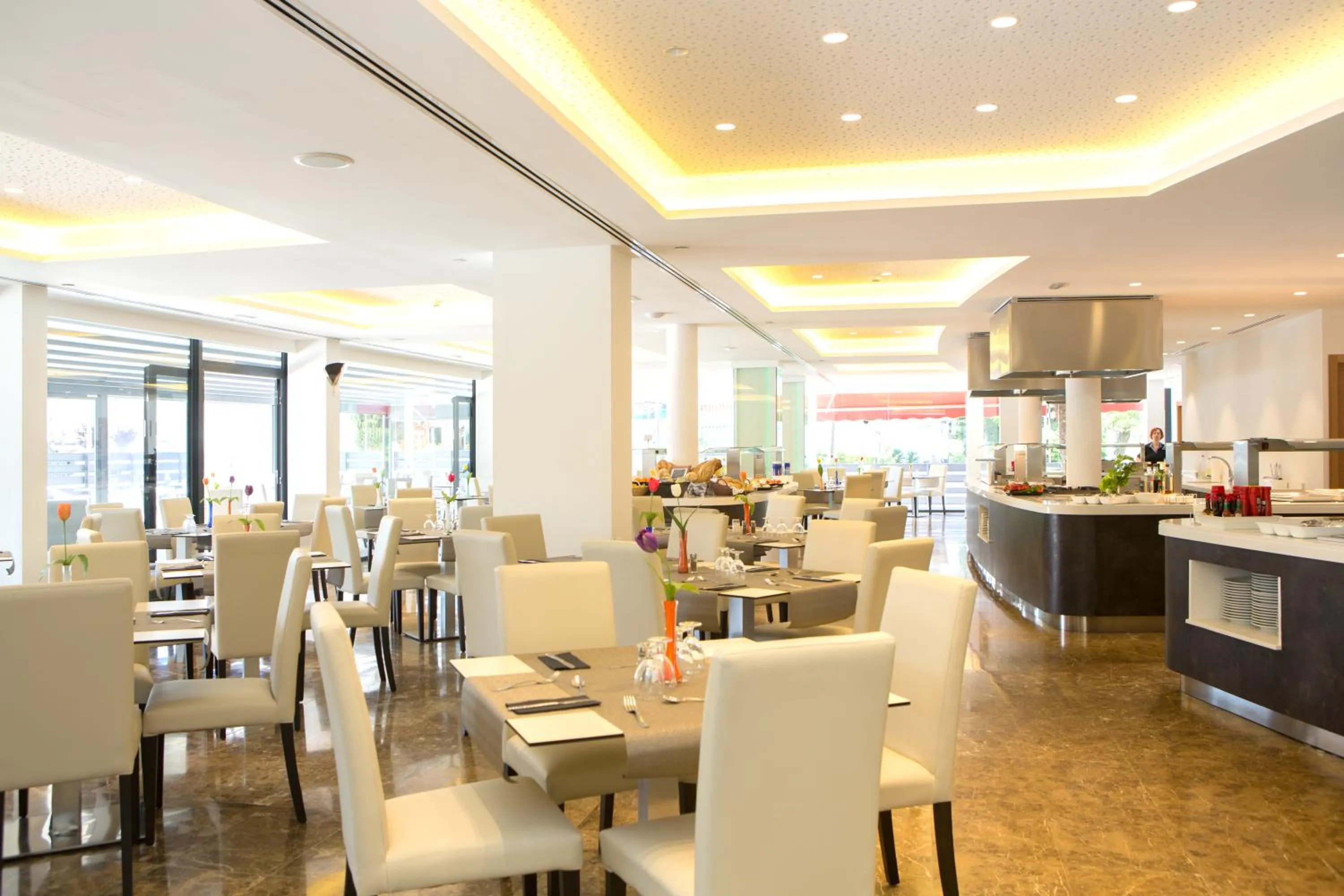 Restaurant/places to eat in Hotel Luxor