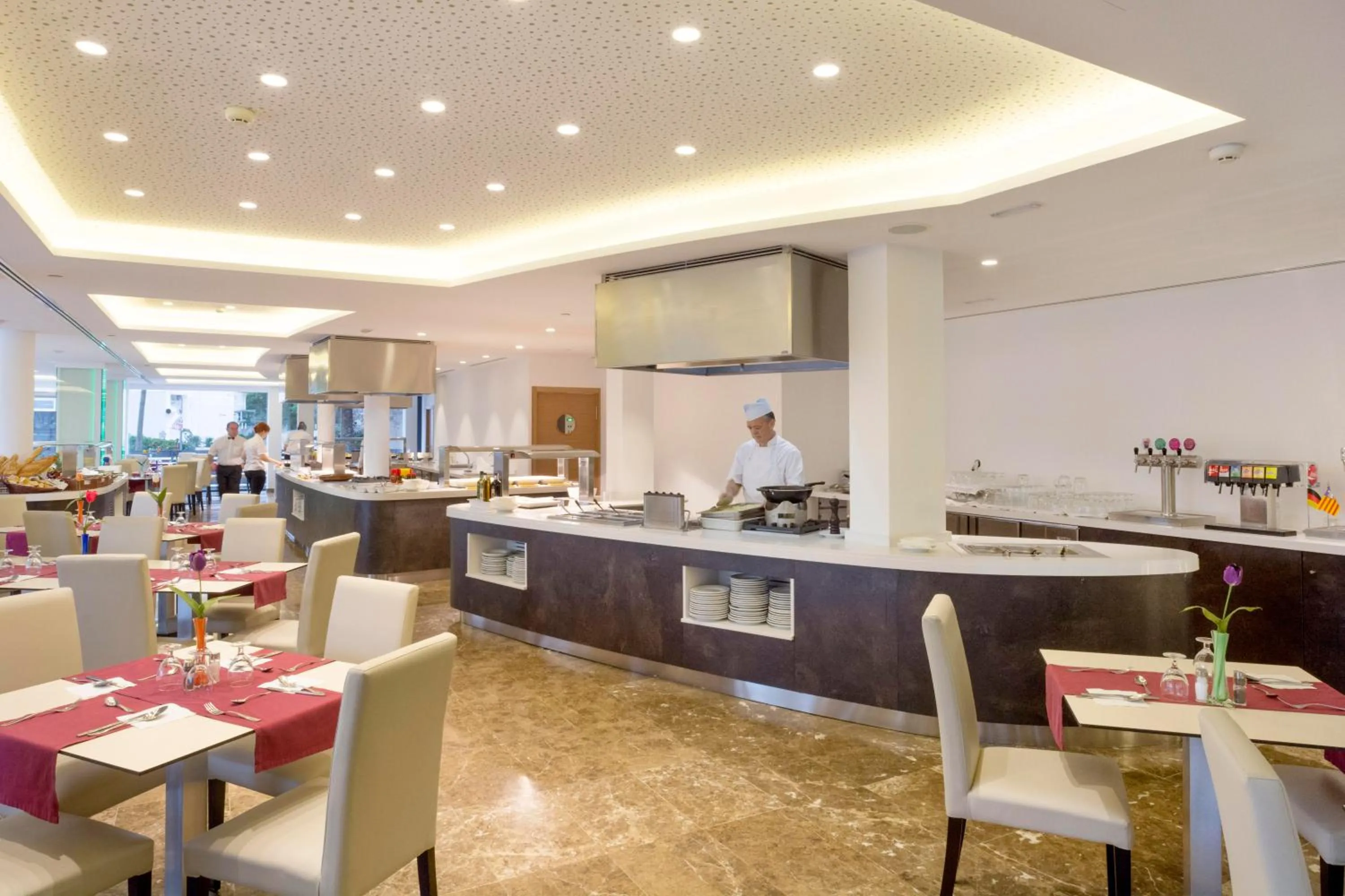 Restaurant/places to eat in Hotel Luxor