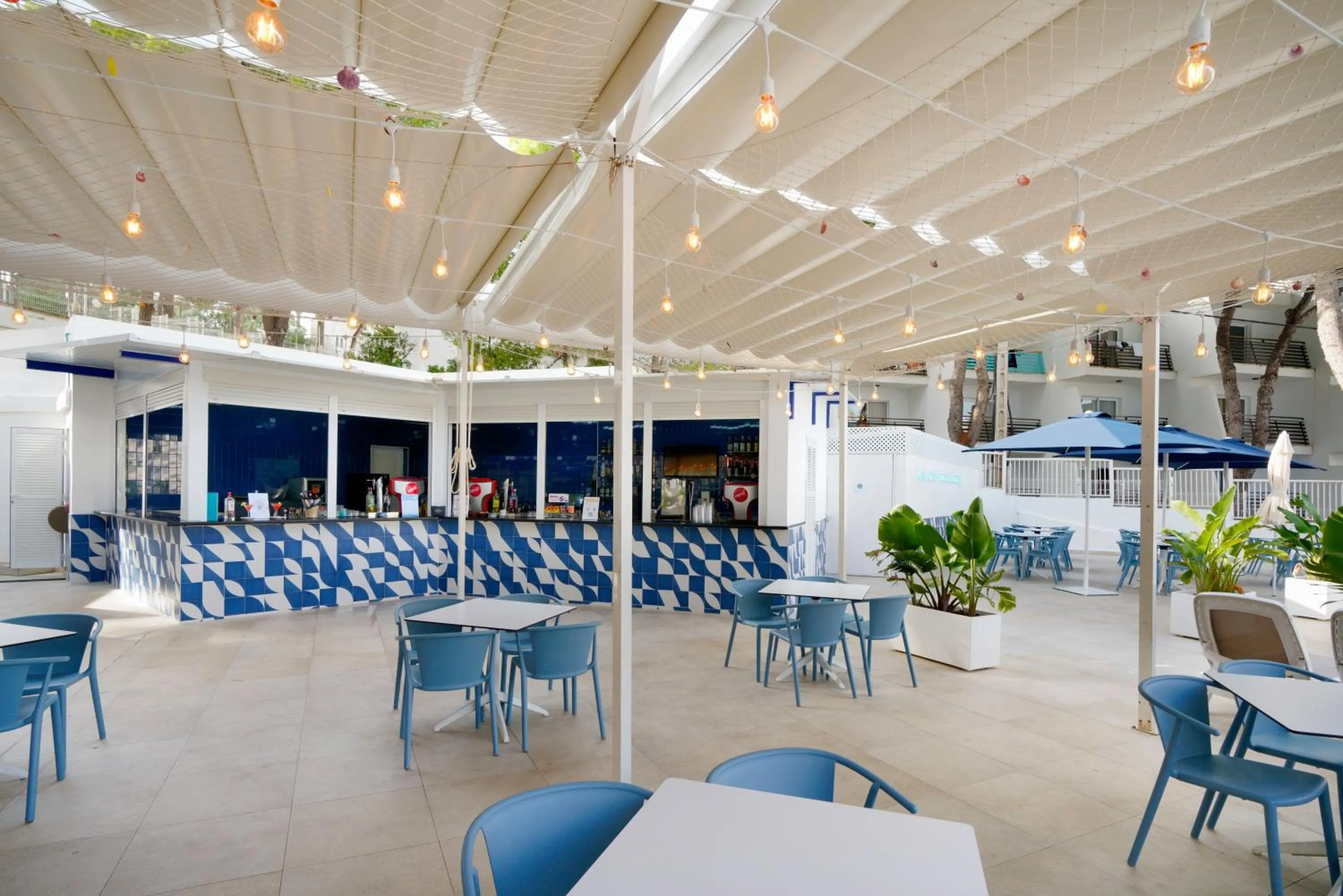 Lounge or bar in ILUNION Palmanova Mallorca