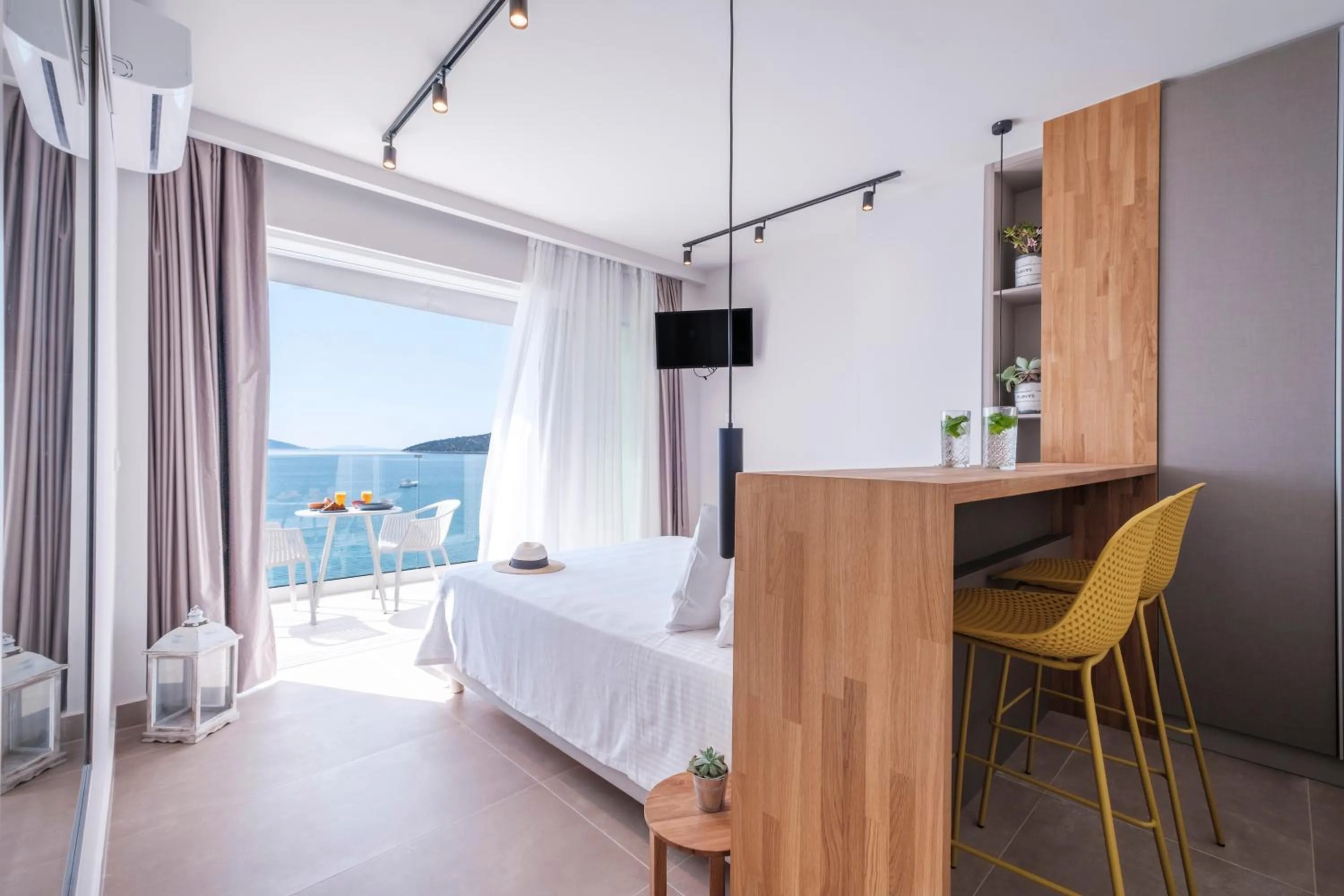 Bedroom, Bed in Nelly's Apartments