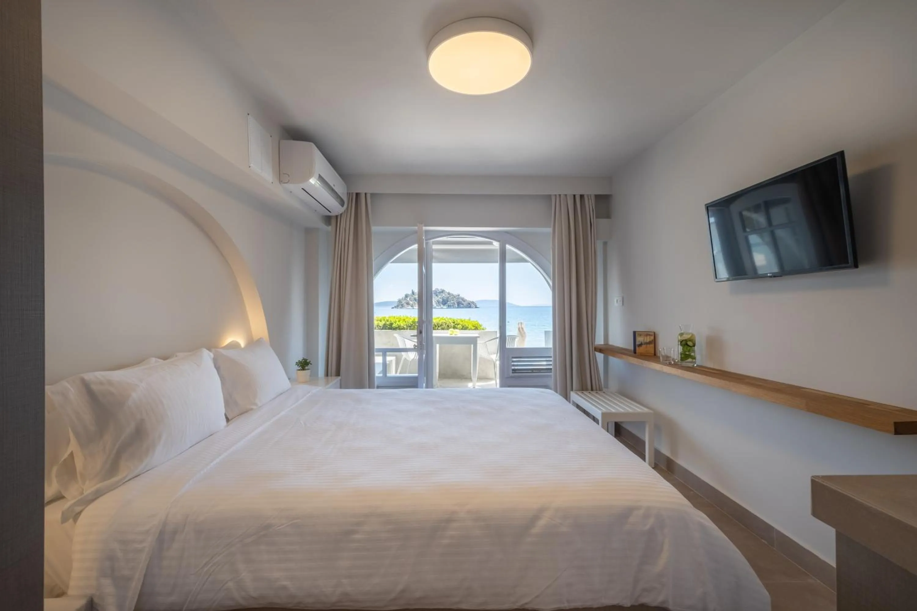 Beach, Bed in Nelly's Apartments