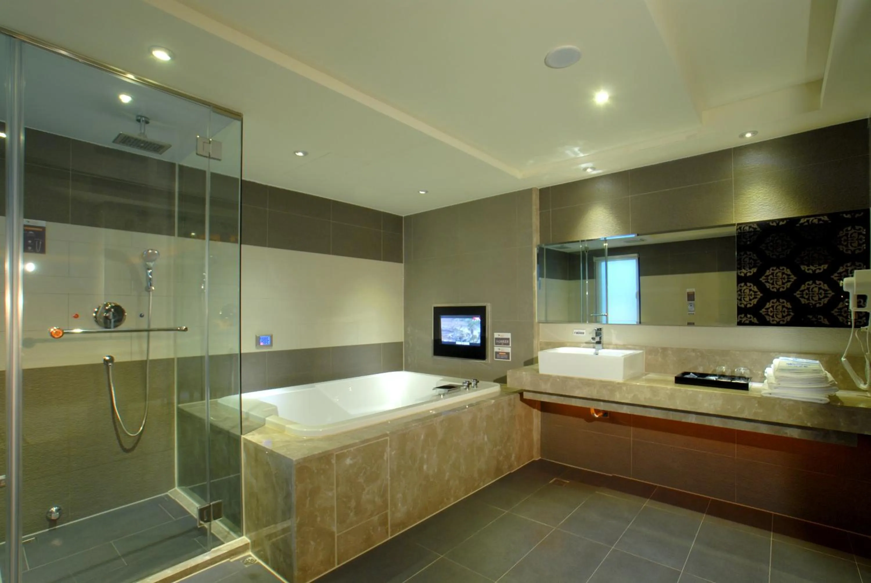 Shower, Bed in WE Motel