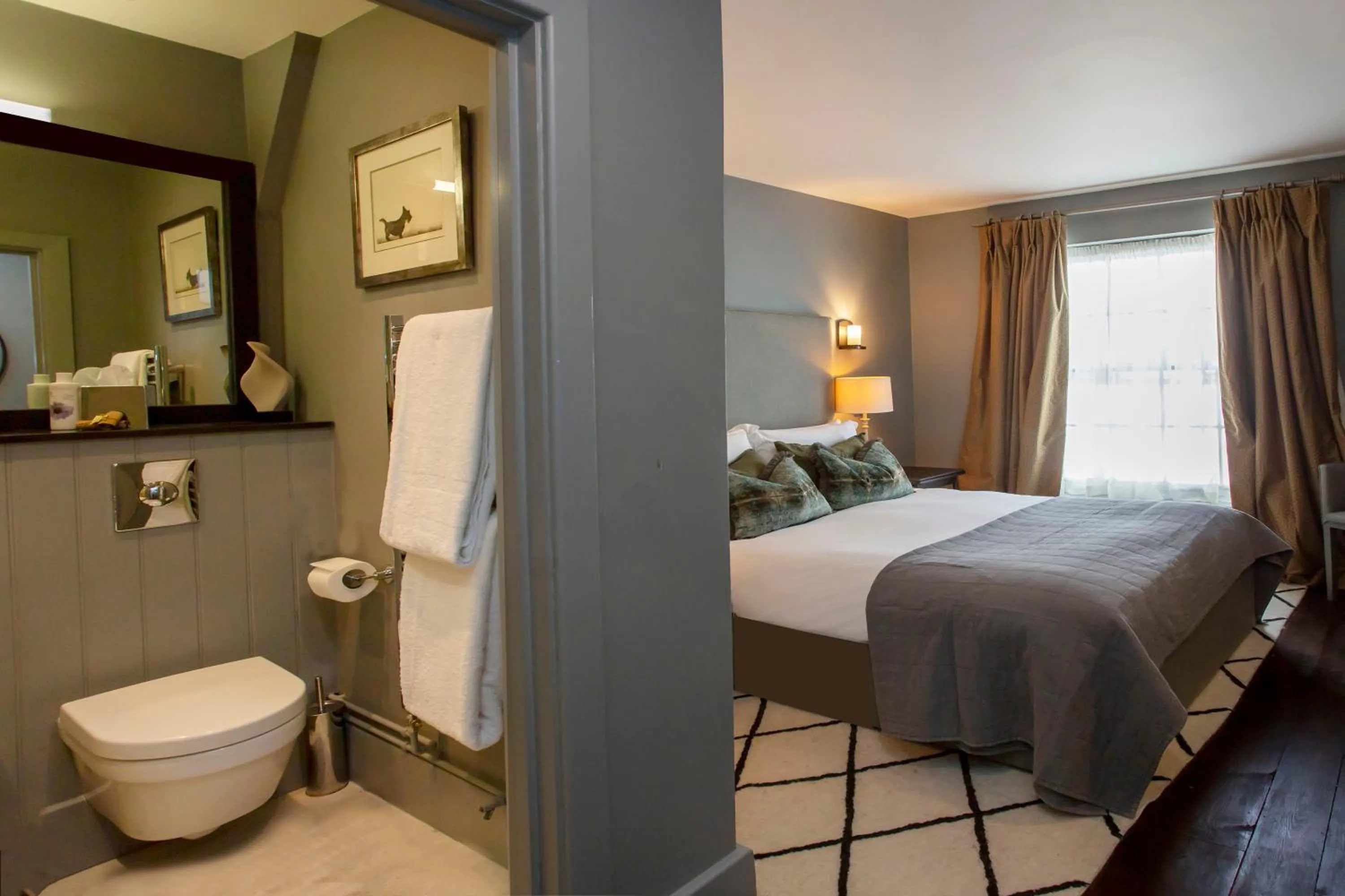 Bedroom, Bed in The Grosvenor Arms