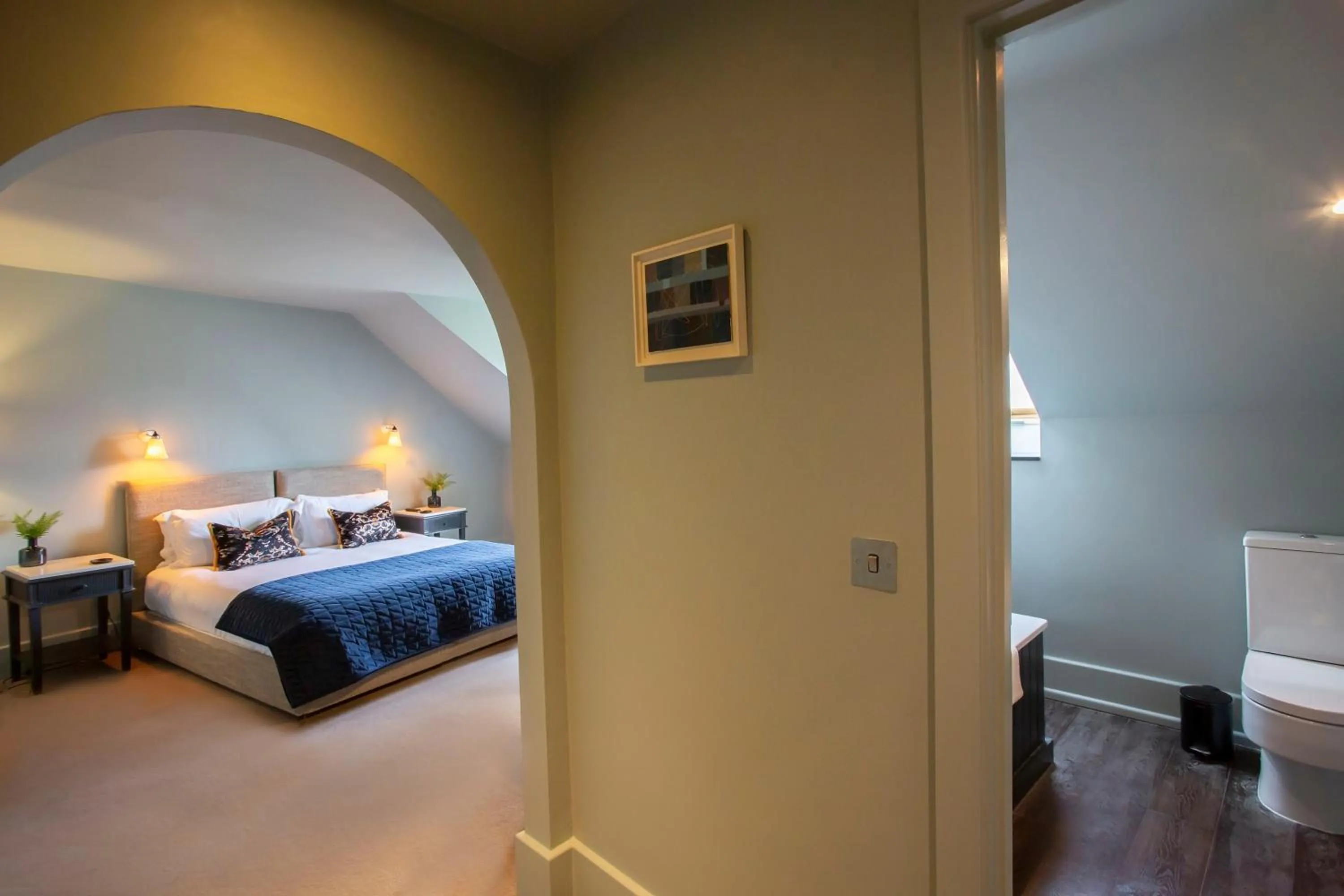 Bedroom, Bed in The Grosvenor Arms