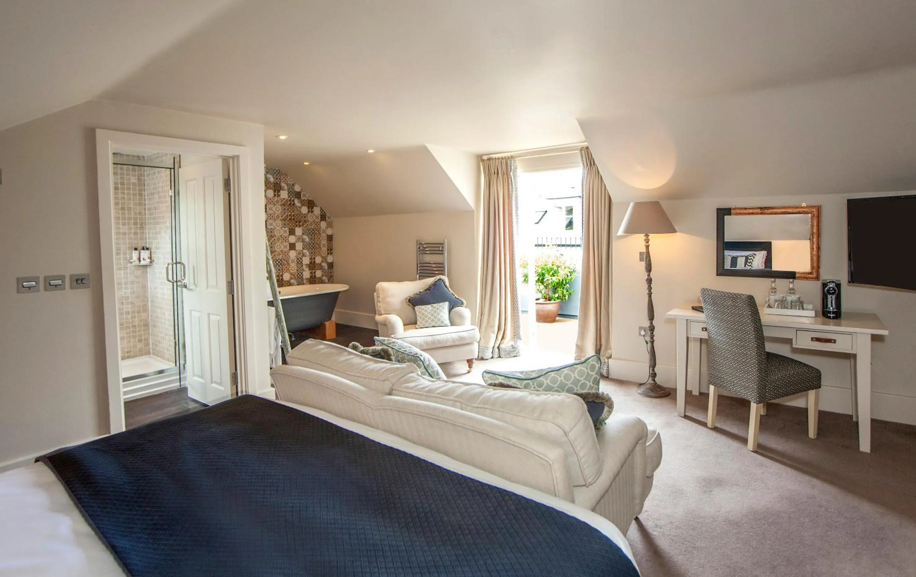 Seating area, Bed in The Grosvenor Arms