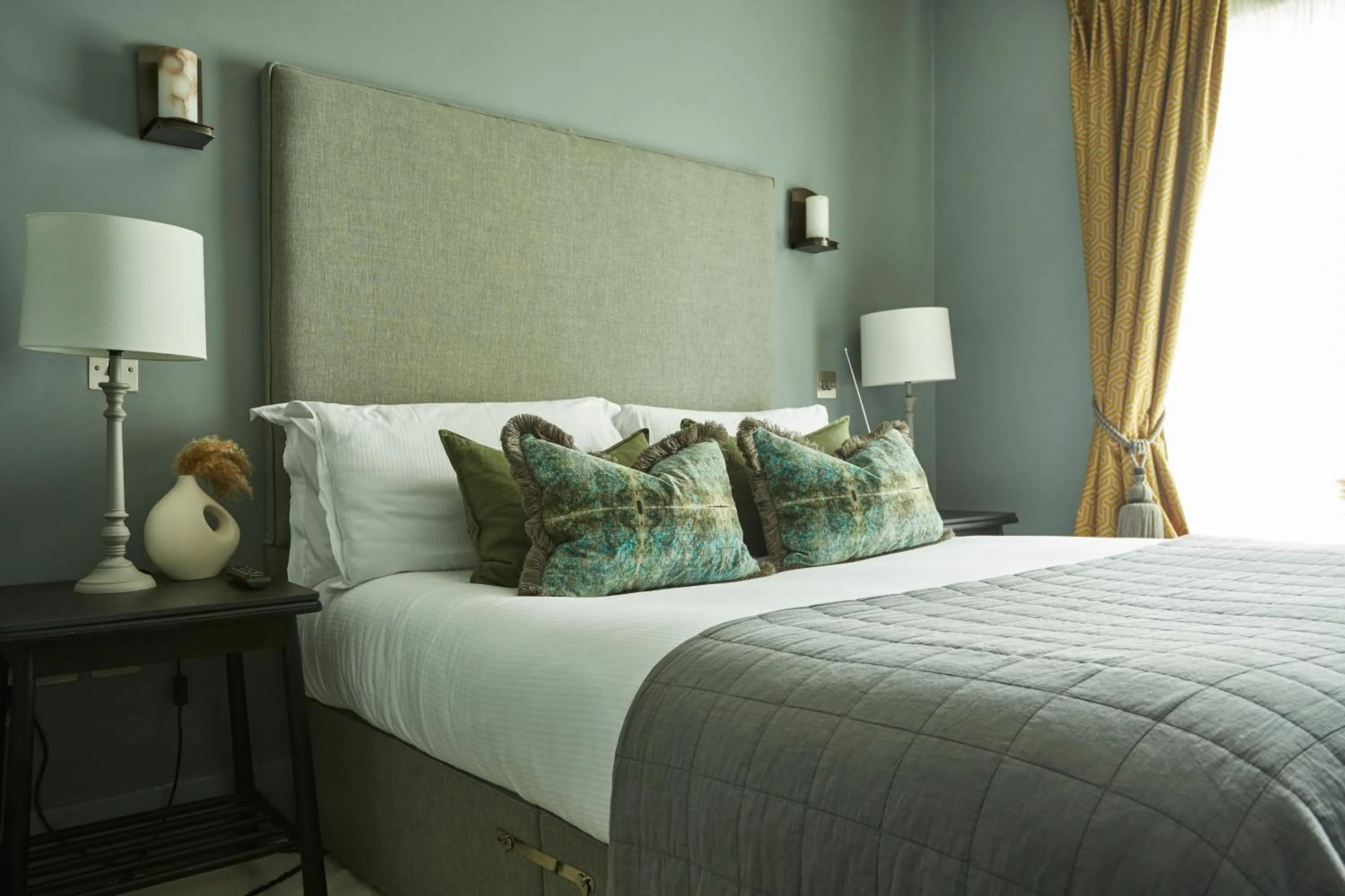 Bedroom, Bed in The Grosvenor Arms