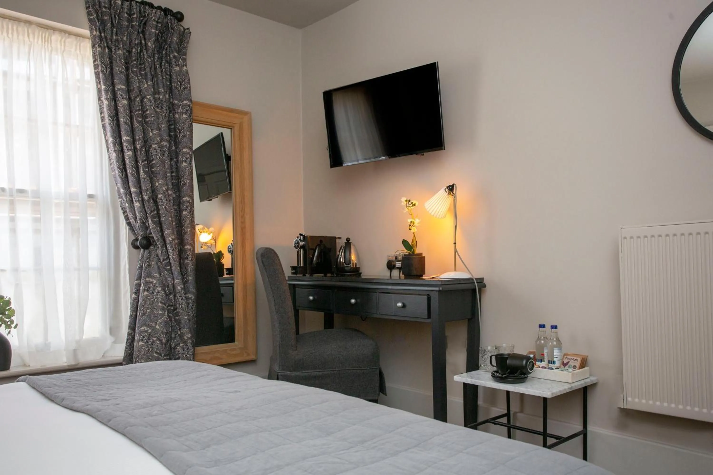 Seating area, Bed in The Grosvenor Arms