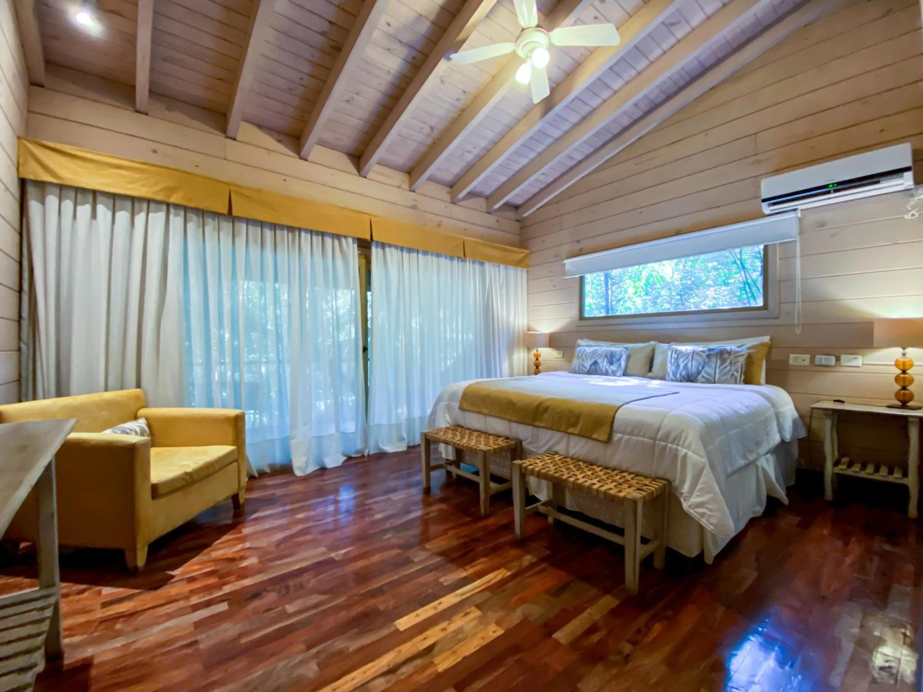 Bed in La Reserva Virgin Lodge