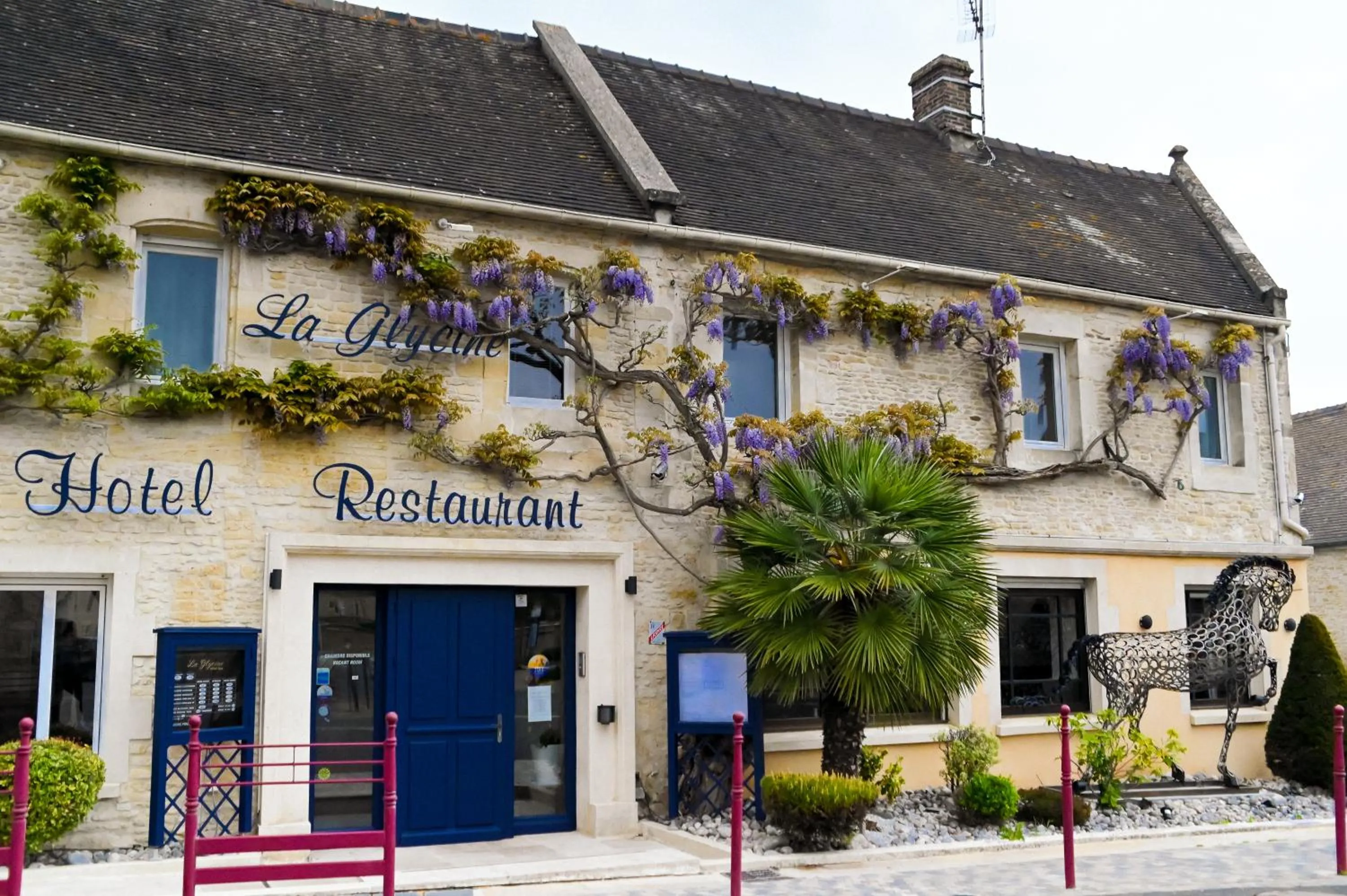 Property building in La glycine hotel, spa et bien-être