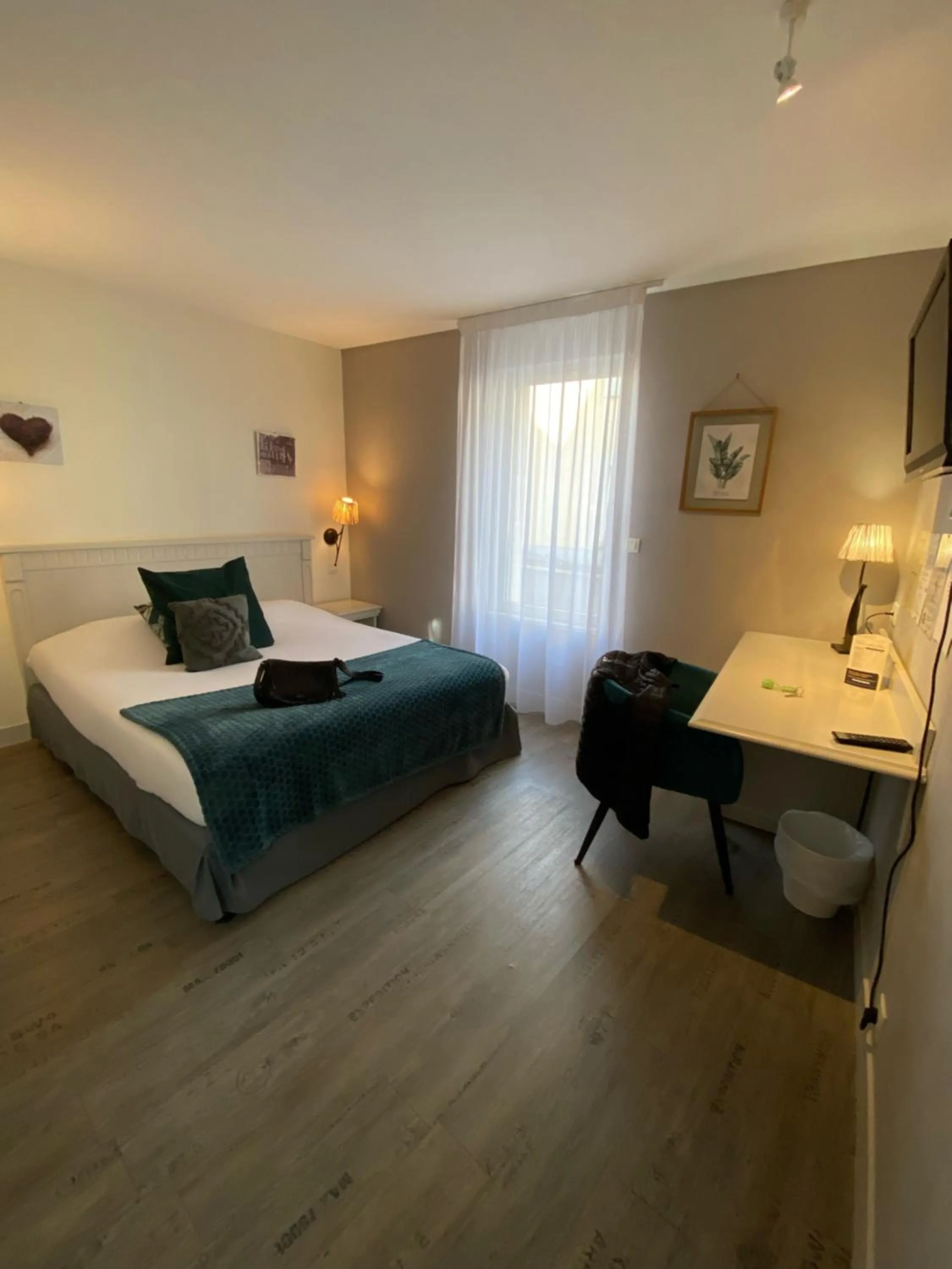 Bedroom, Bed in La glycine hotel, spa et bien-être