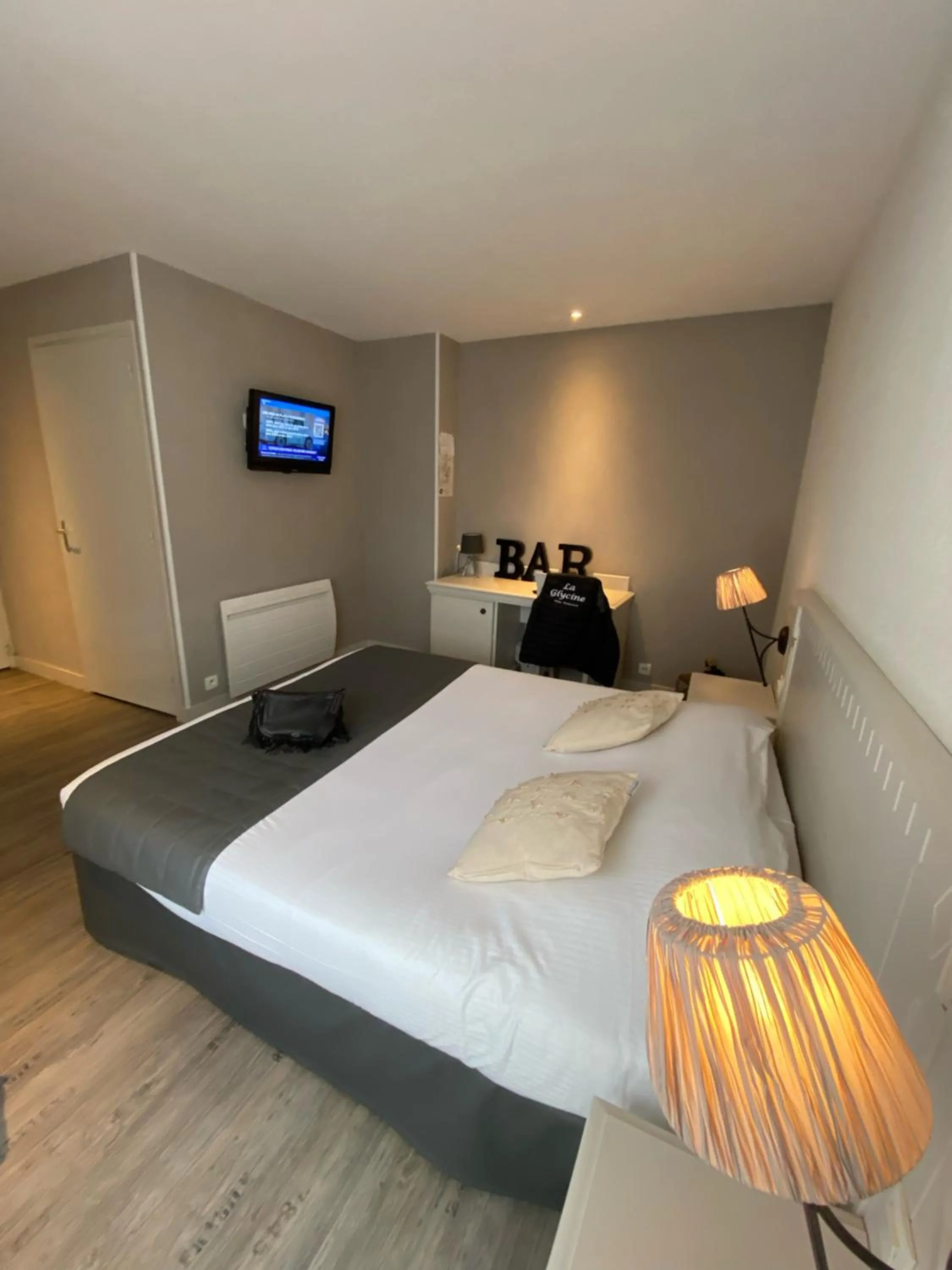 Bedroom, Bed in La glycine hotel, spa et bien-être