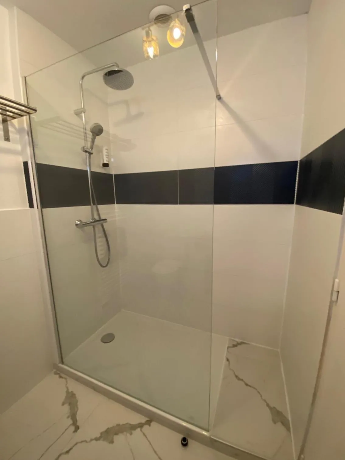 Shower in La glycine hotel, spa et bien-être