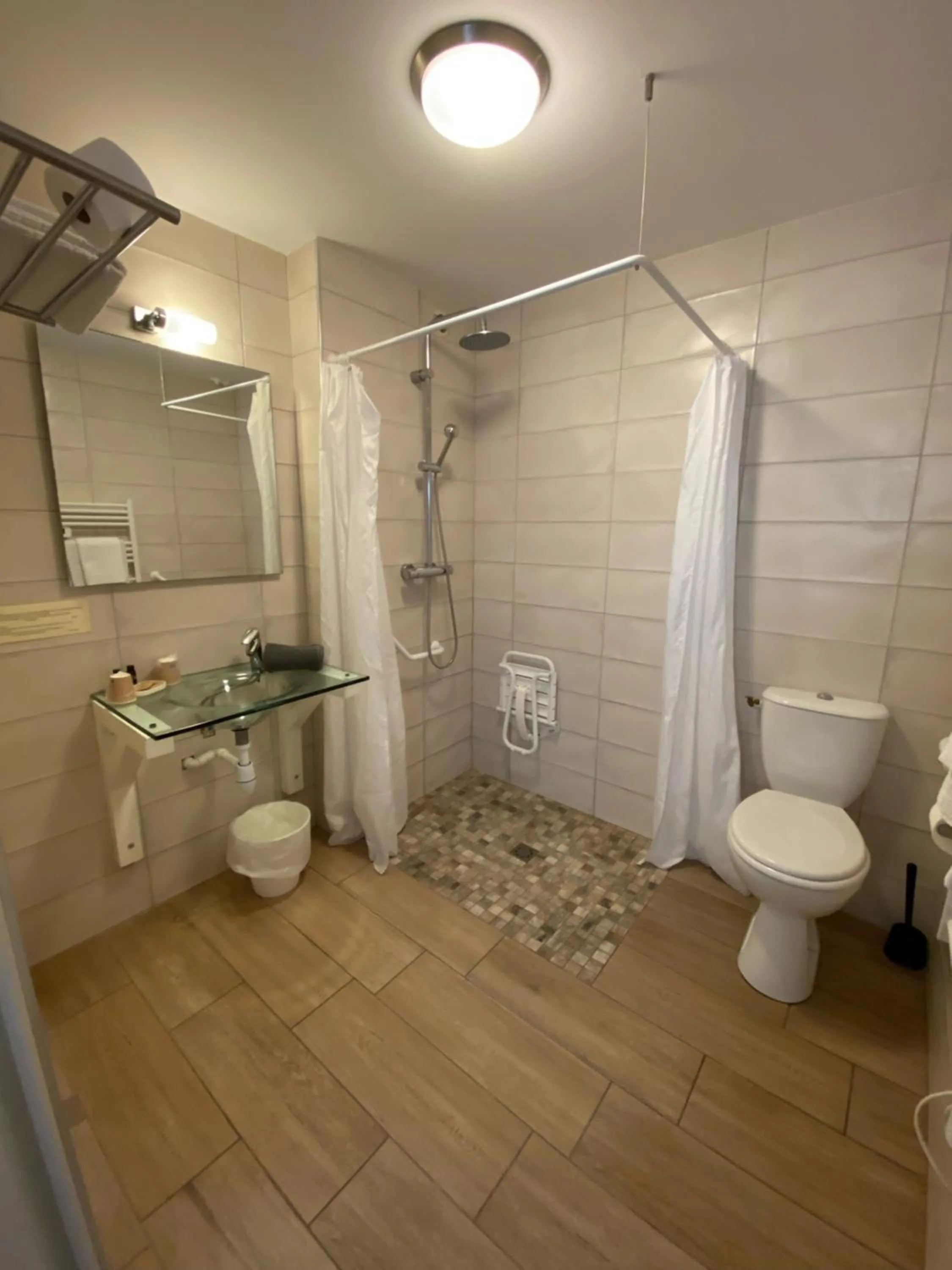 Shower in La glycine hotel, spa et bien-être