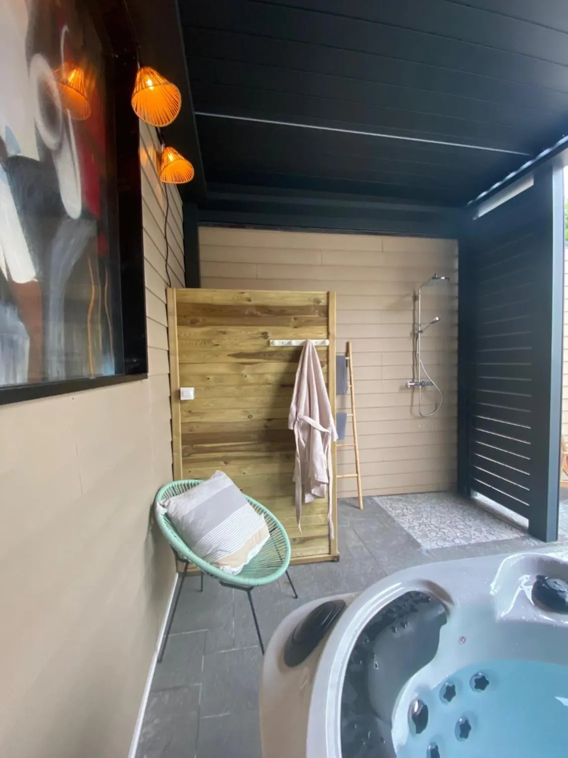 Hot Tub in La glycine hotel, spa et bien-être