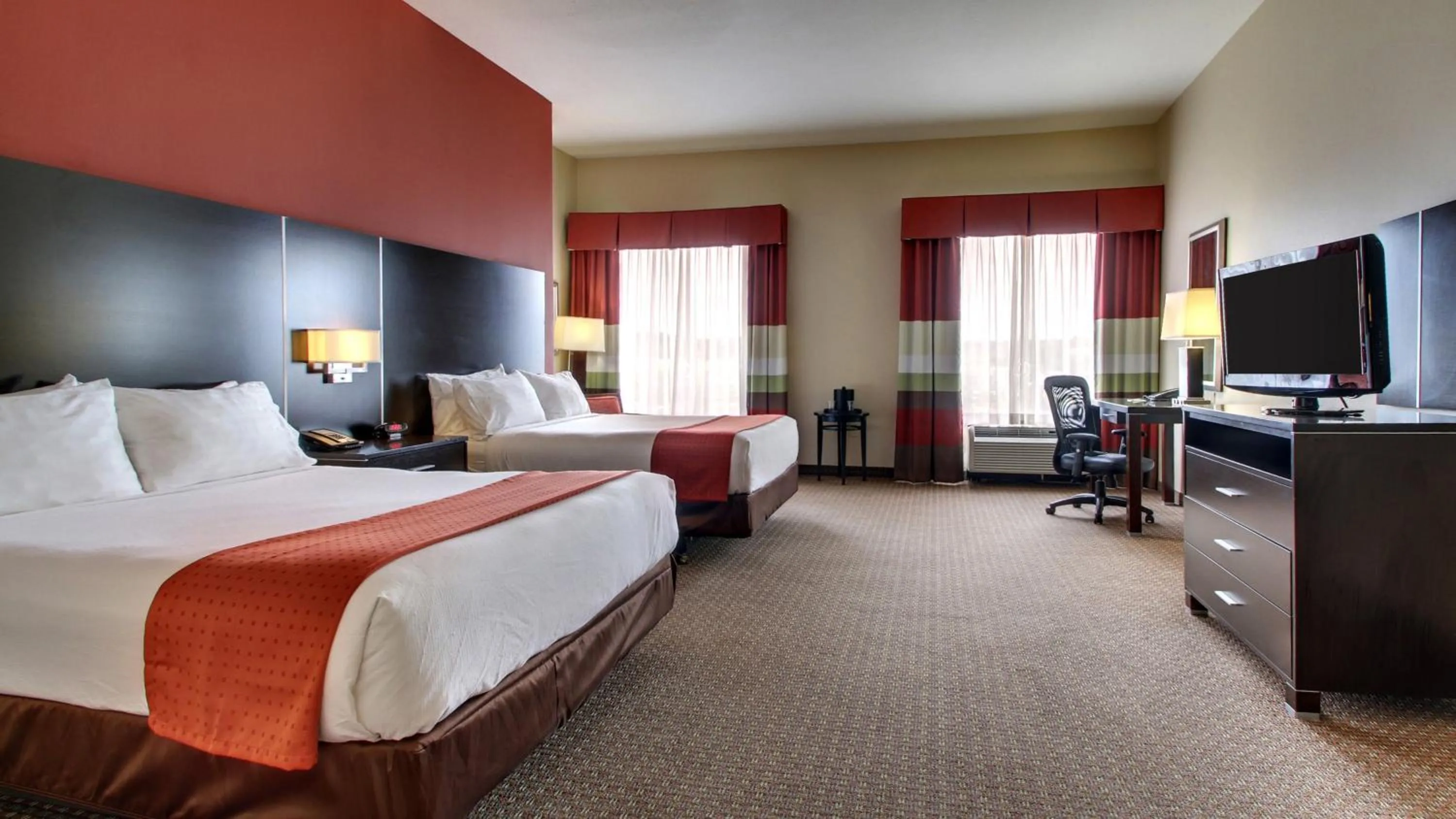 Photo of the whole room, Bed in Holiday Inn Meridian East I 59 / I 20