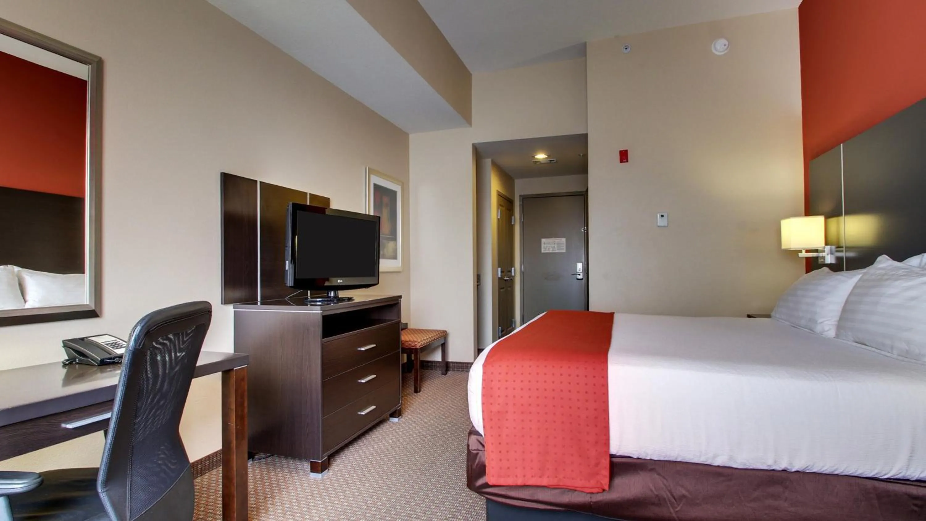 Photo of the whole room, Bed in Holiday Inn Meridian East I 59 / I 20