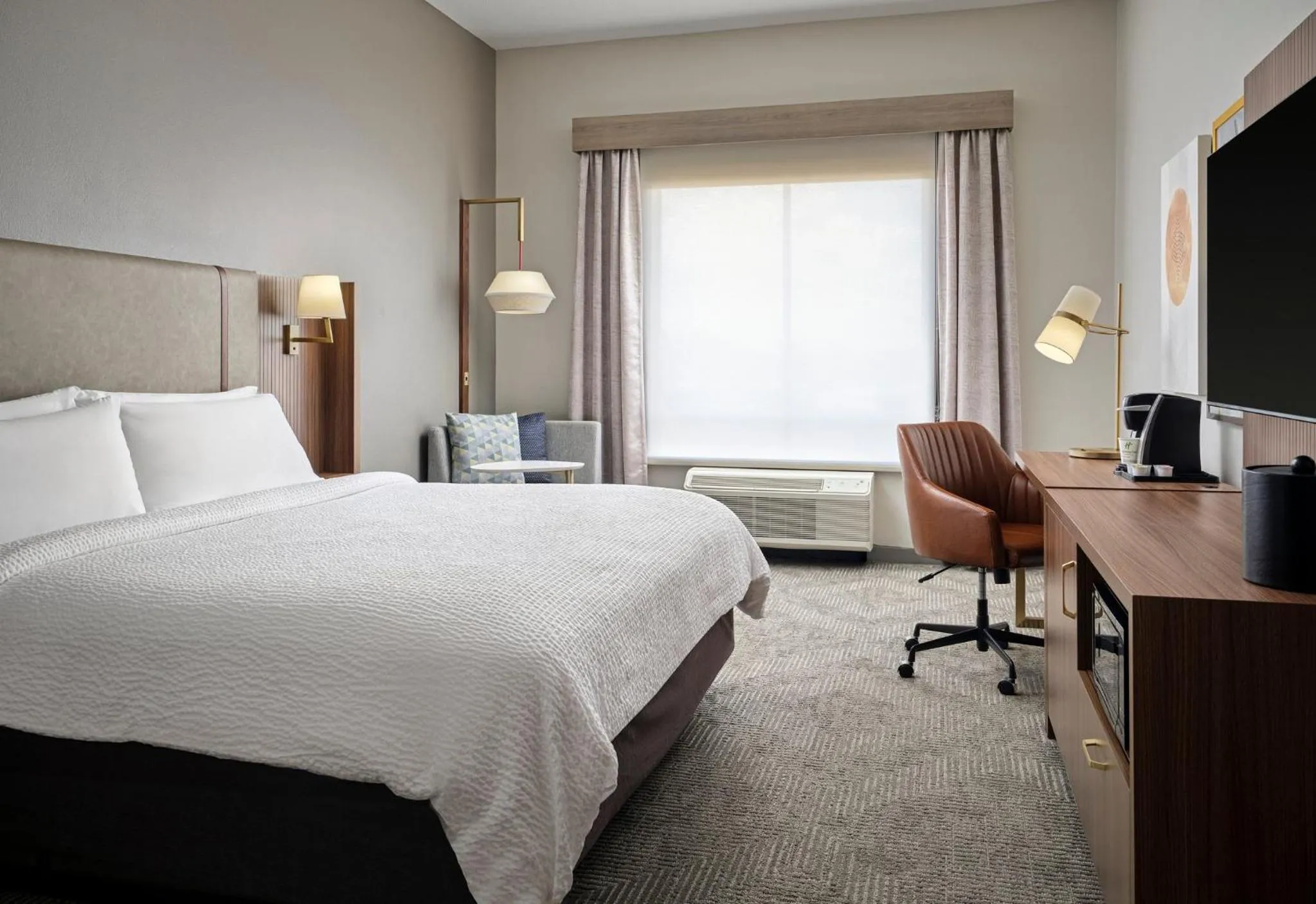 Photo of the whole room, Bed in Holiday Inn Meridian East I 59 / I 20