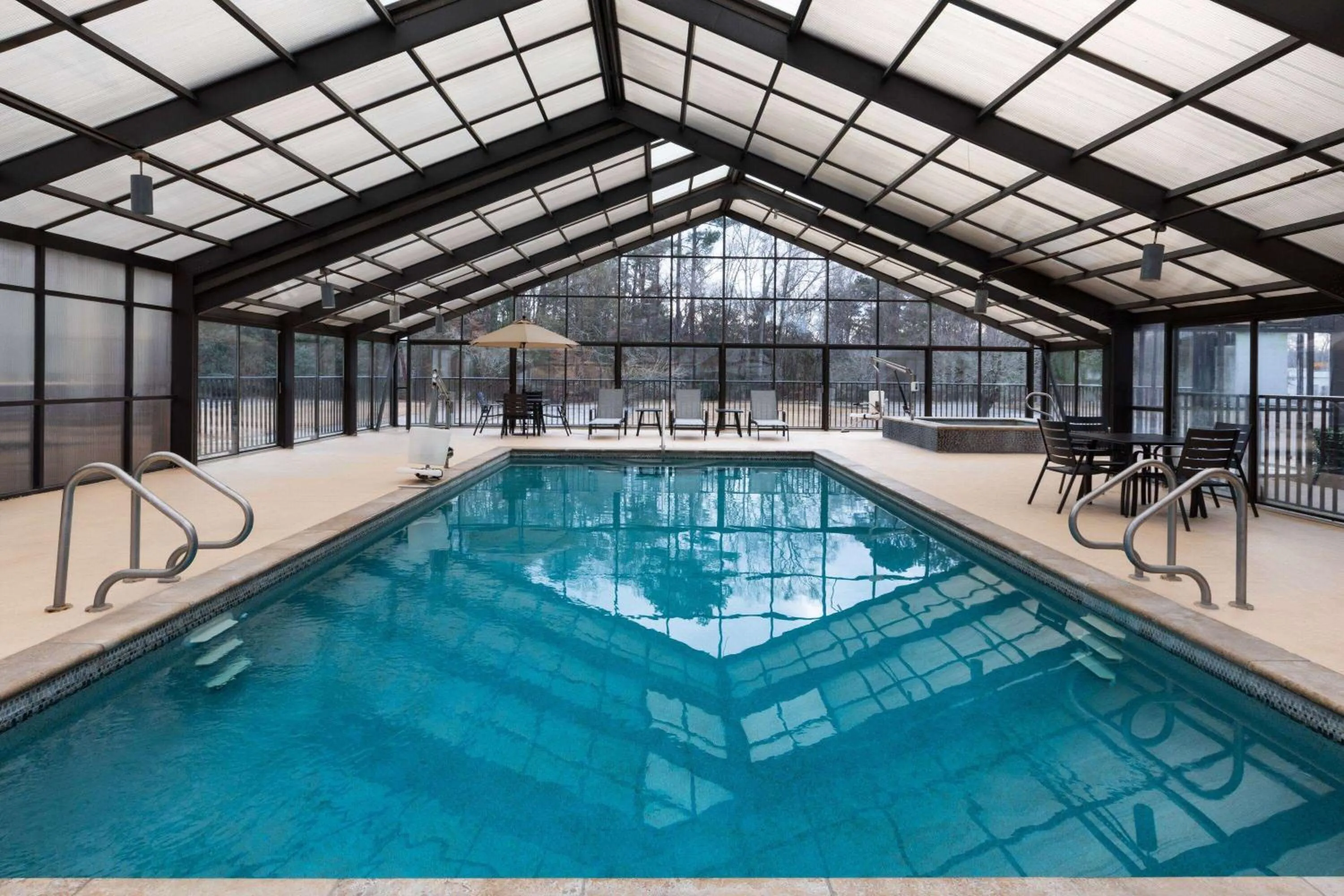 Pool view in La Quinta Inn & Suites by Wyndham Meridian