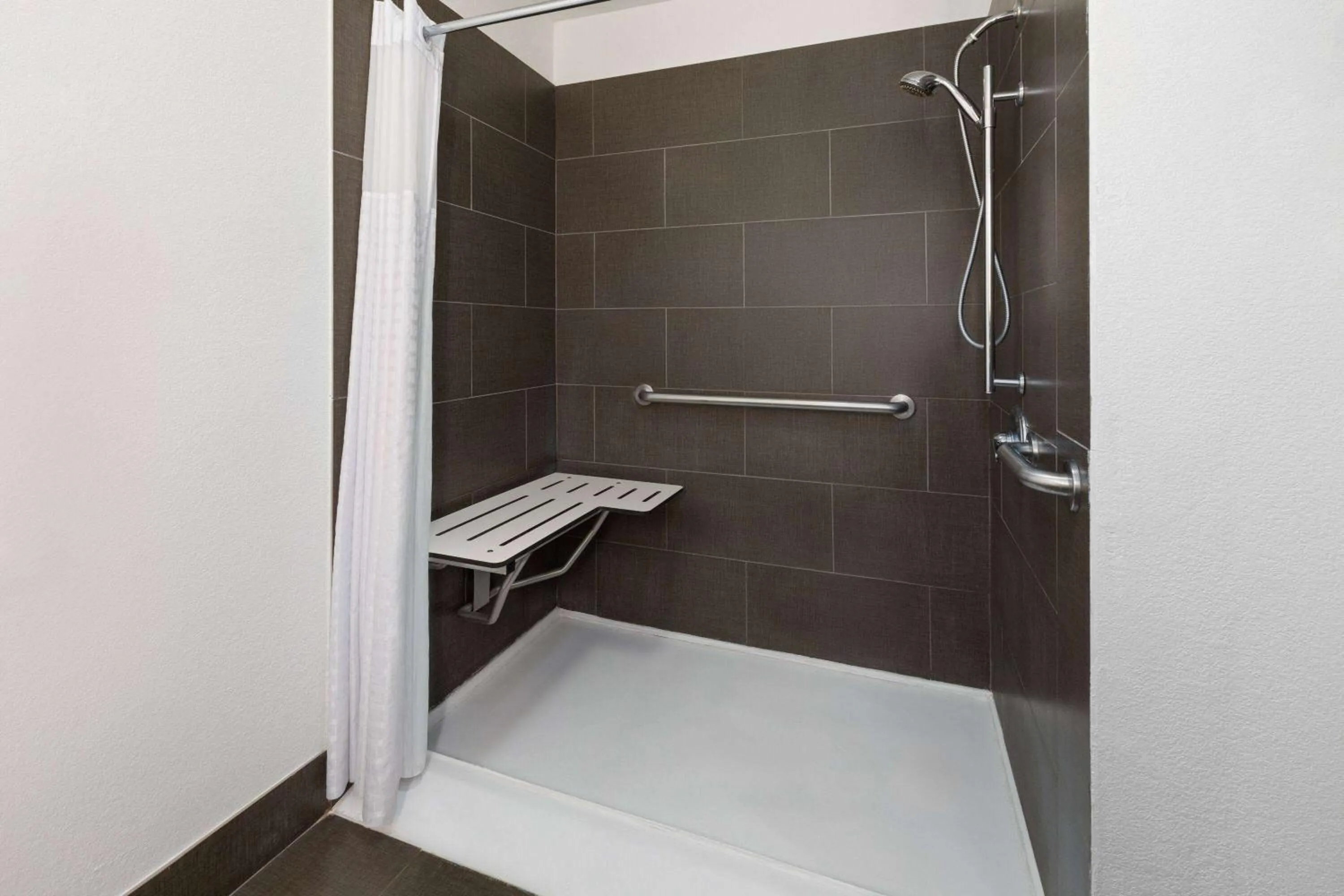 Shower in La Quinta Inn & Suites by Wyndham Meridian