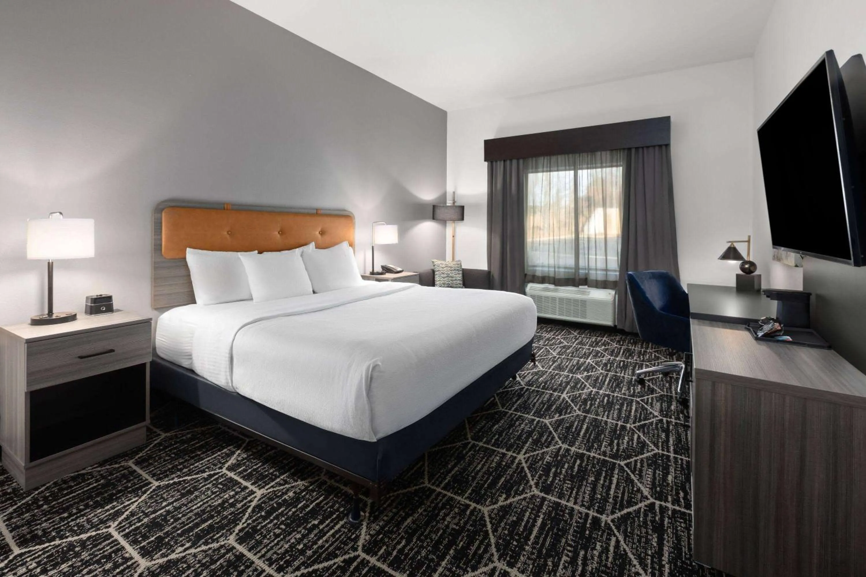 Photo of the whole room, Bed in La Quinta Inn & Suites by Wyndham Meridian