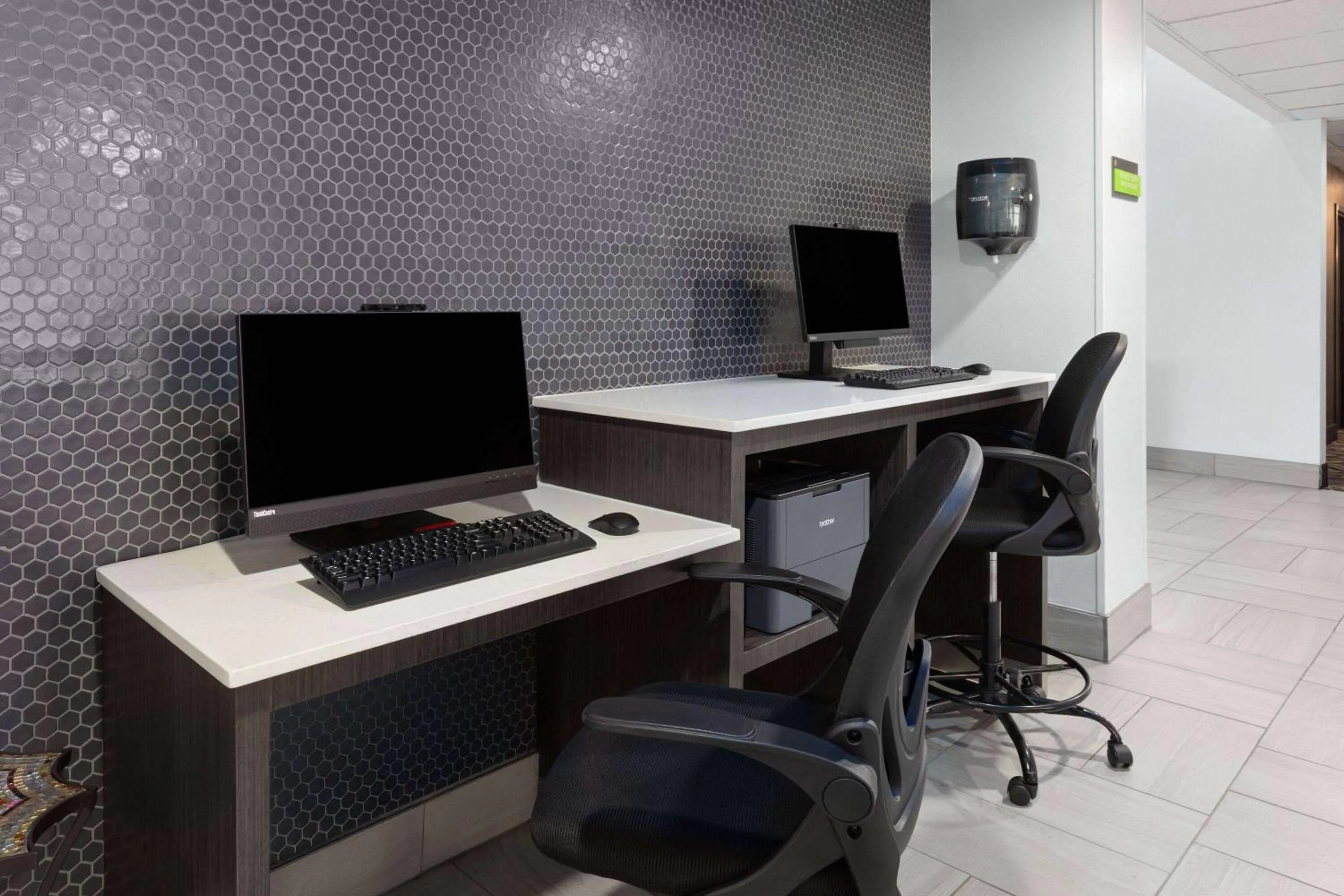 Business facilities in La Quinta Inn & Suites by Wyndham Meridian