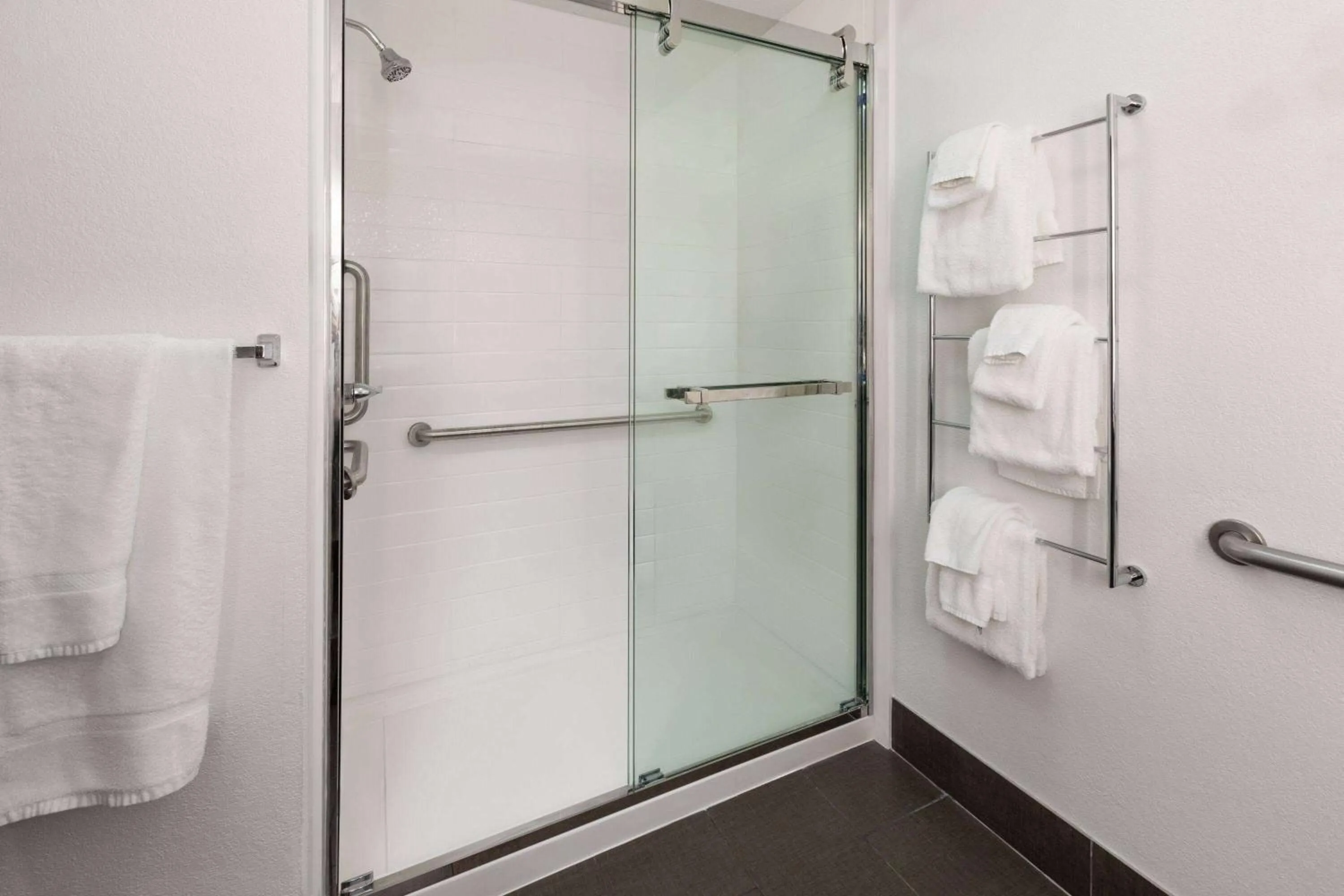 Bathroom in La Quinta Inn & Suites by Wyndham Meridian