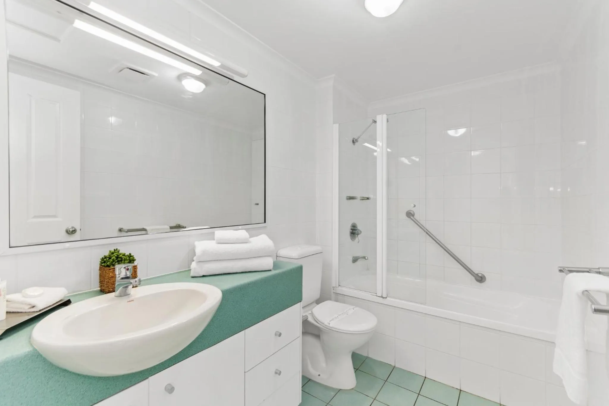 Bathroom in Mariners North Holiday Apartments