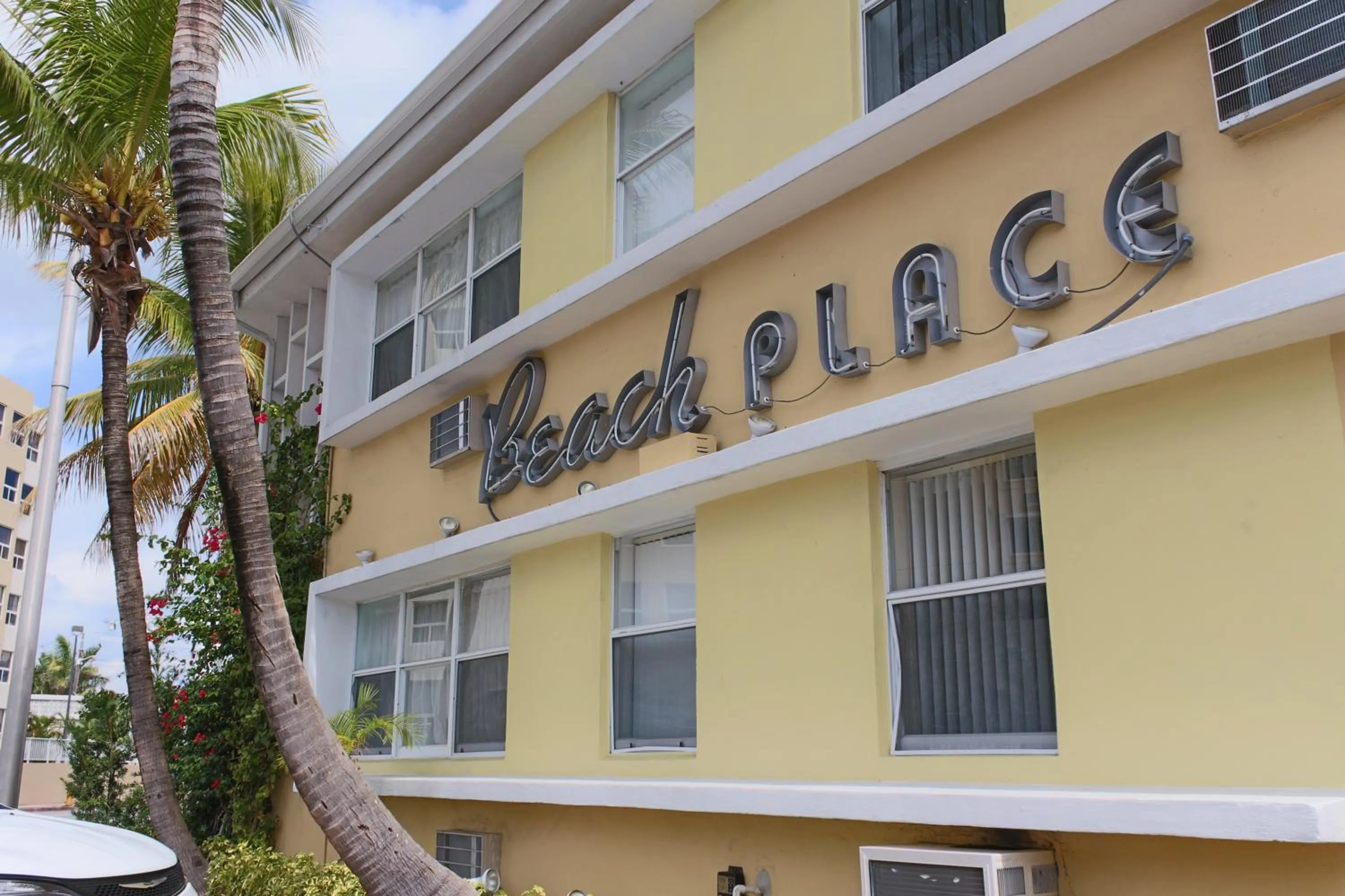 Facade/entrance in Beach Place Hotel