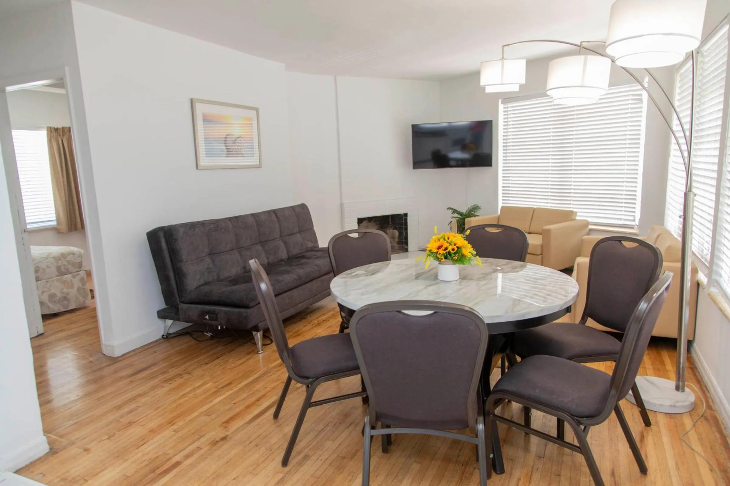 Dining area in Beach Place Hotel