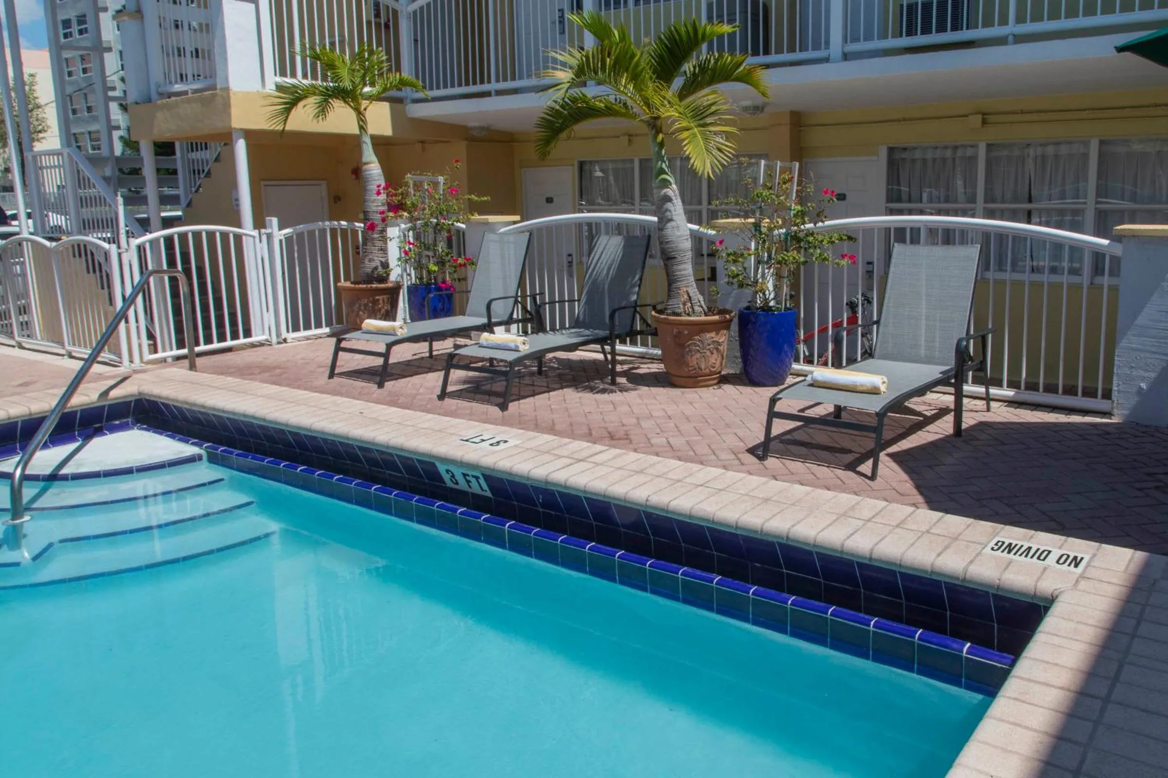 Swimming pool in Beach Place Hotel