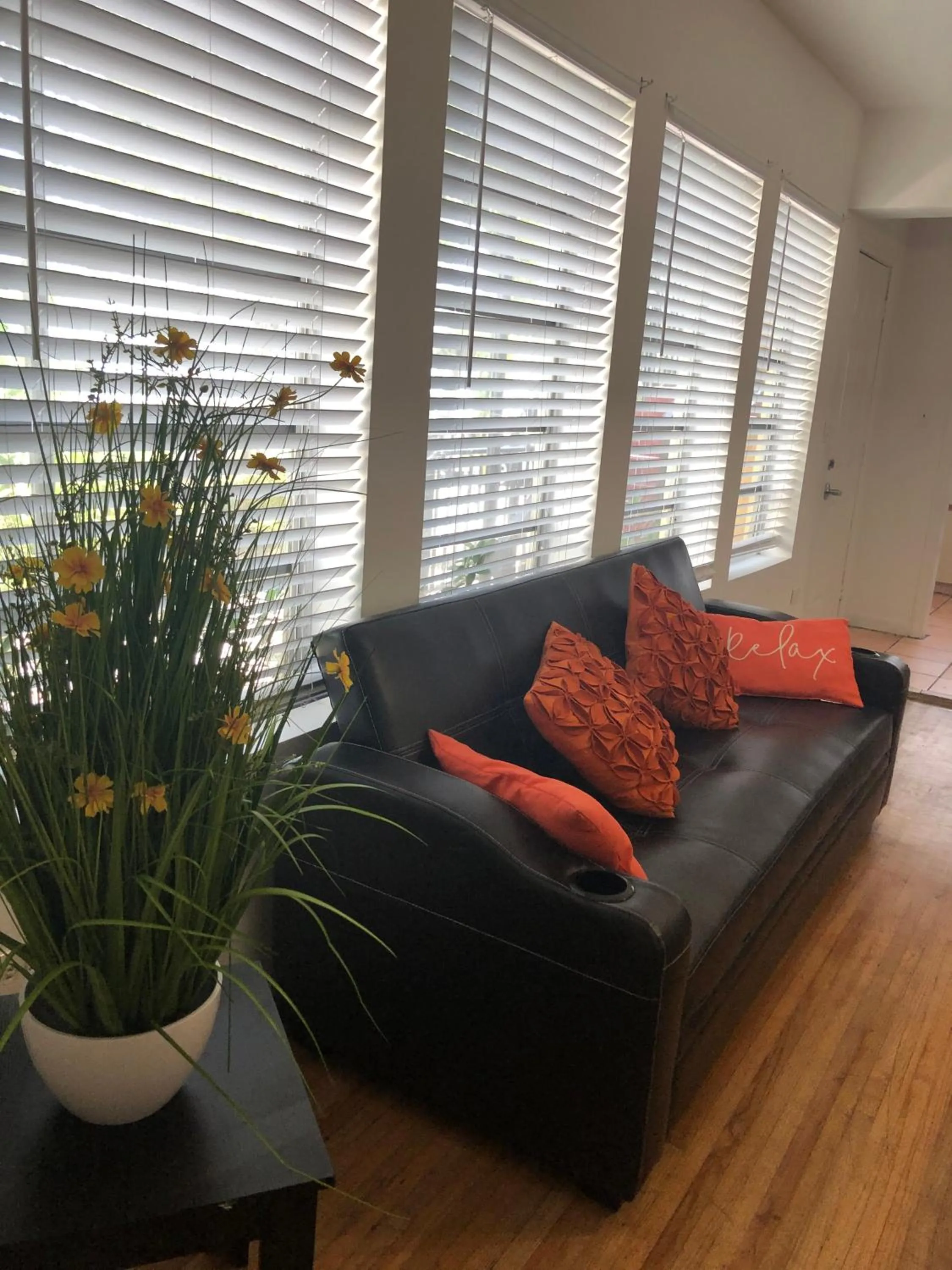 Dining area in Beach Place Hotel