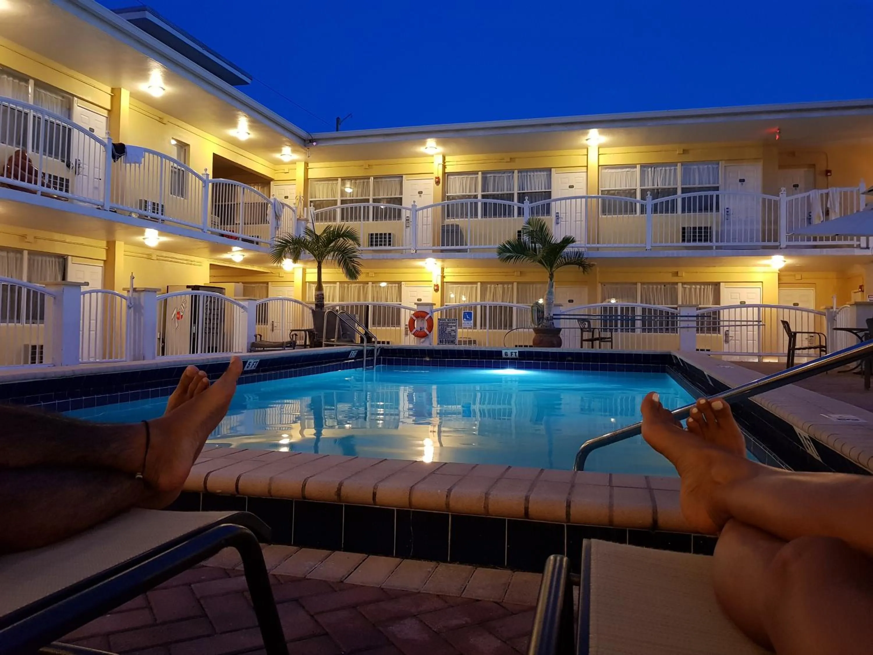 Swimming pool in Beach Place Hotel