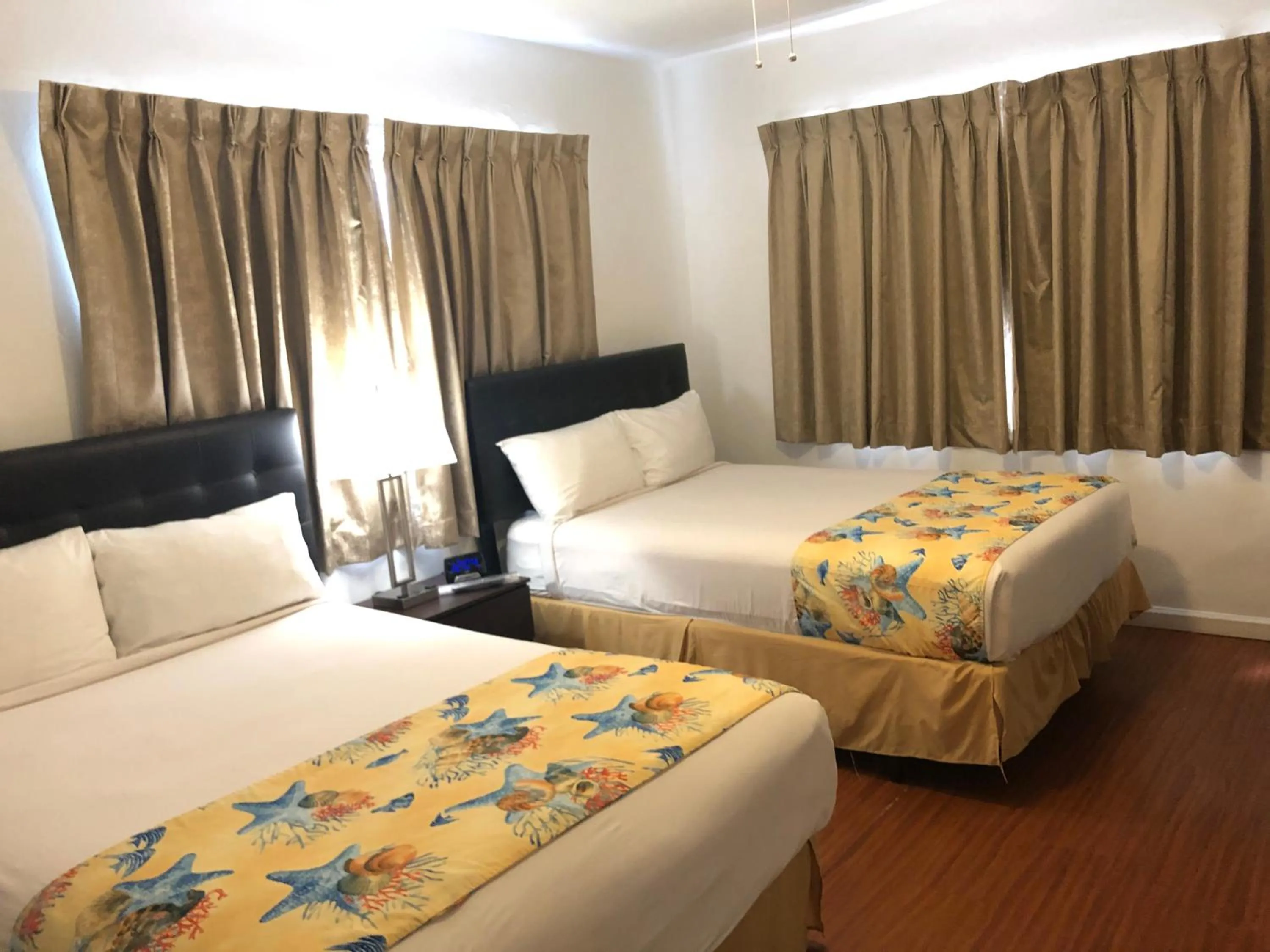 Bedroom, Bed in Beach Place Hotel