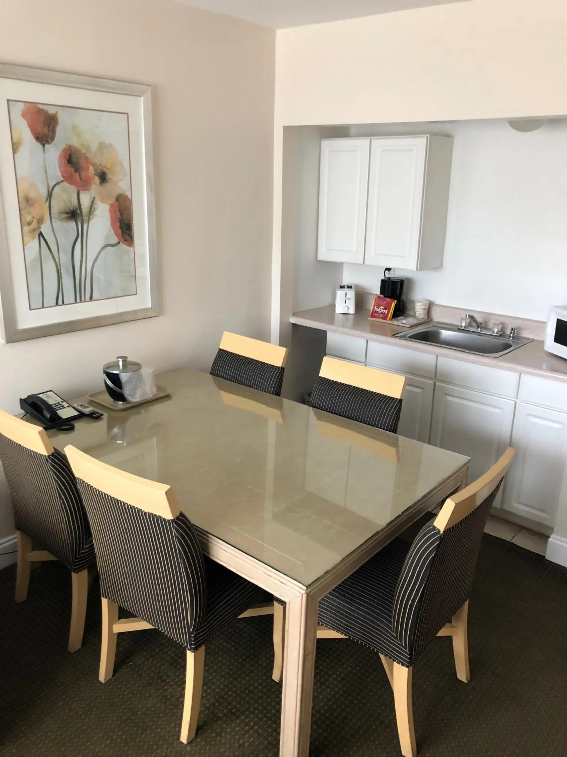 Dining area in Beach Place Hotel