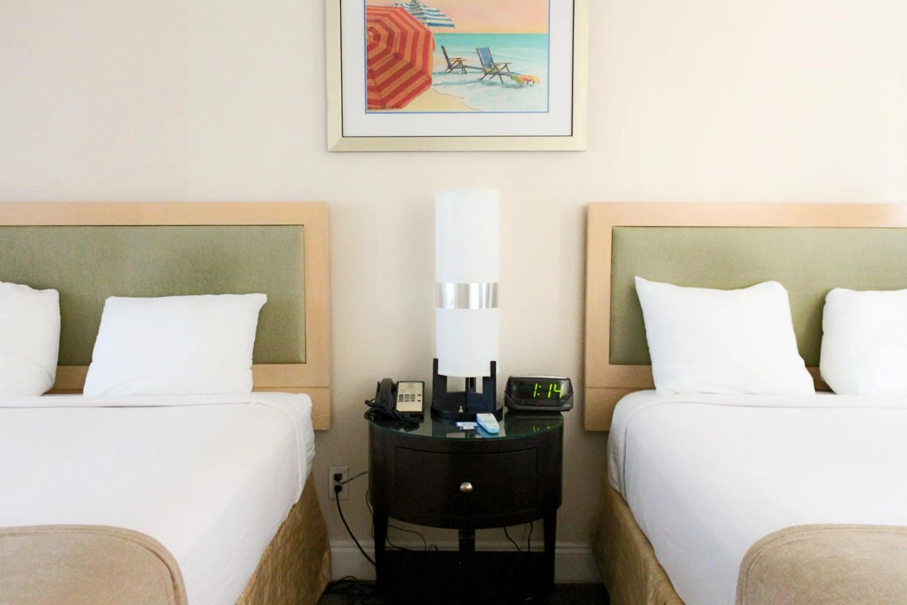 Bedroom, Bed in Beach Place Hotel