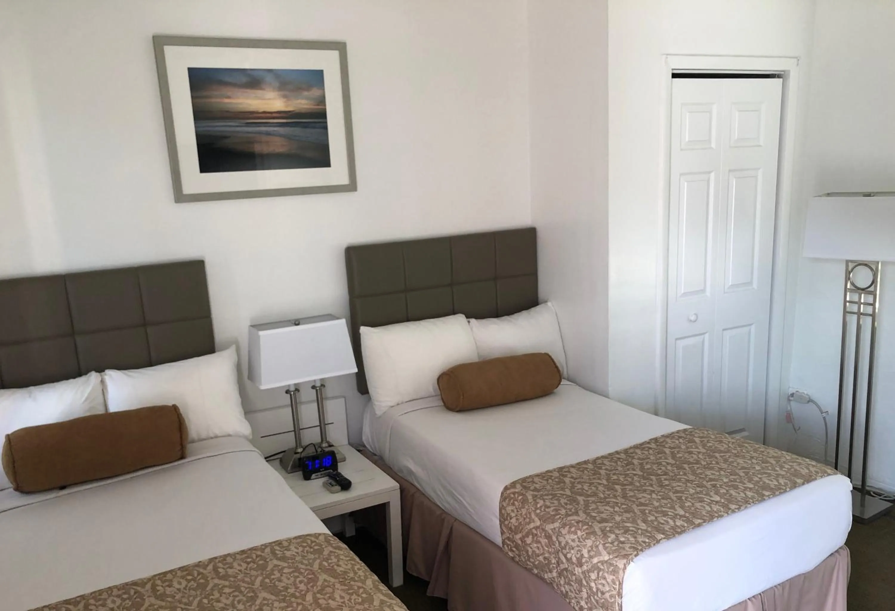 Bedroom, Bed in Beach Place Hotel