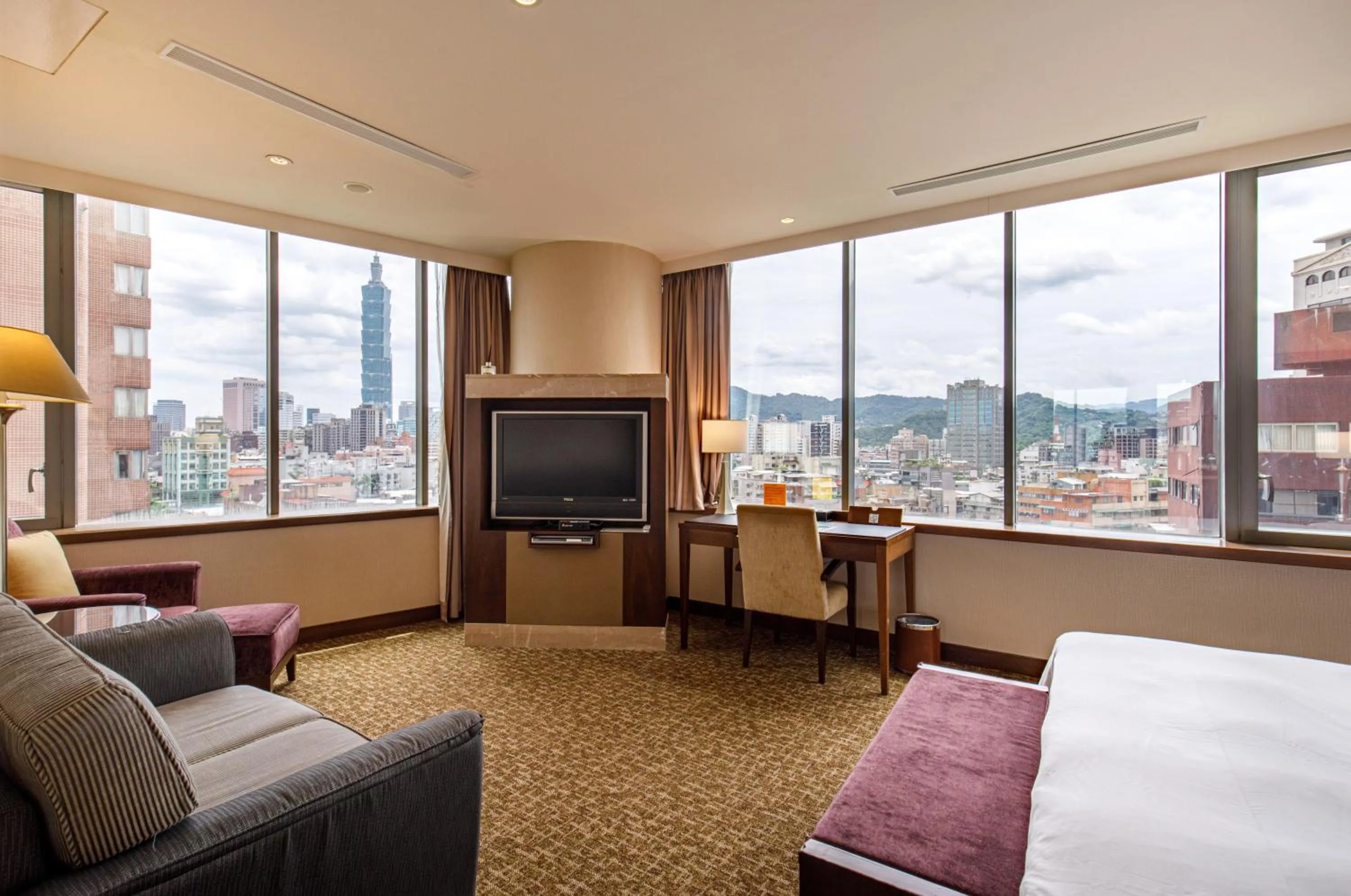 Living room, Bed in Hotel HD Palace