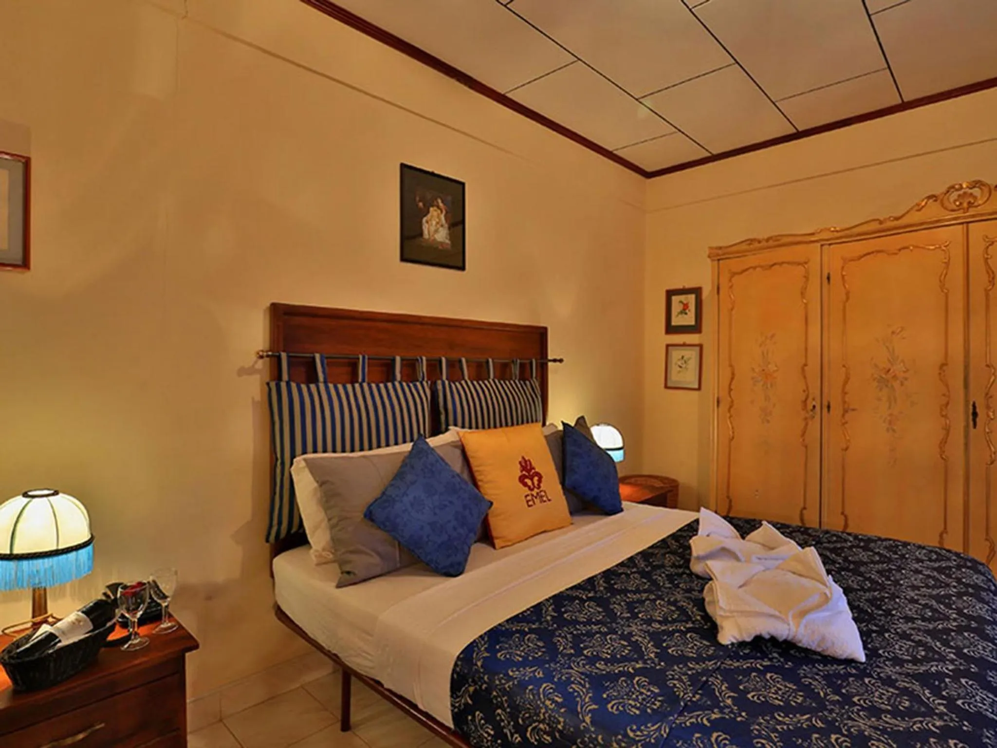 Coffee/tea facilities, Bed in Emel Boutique