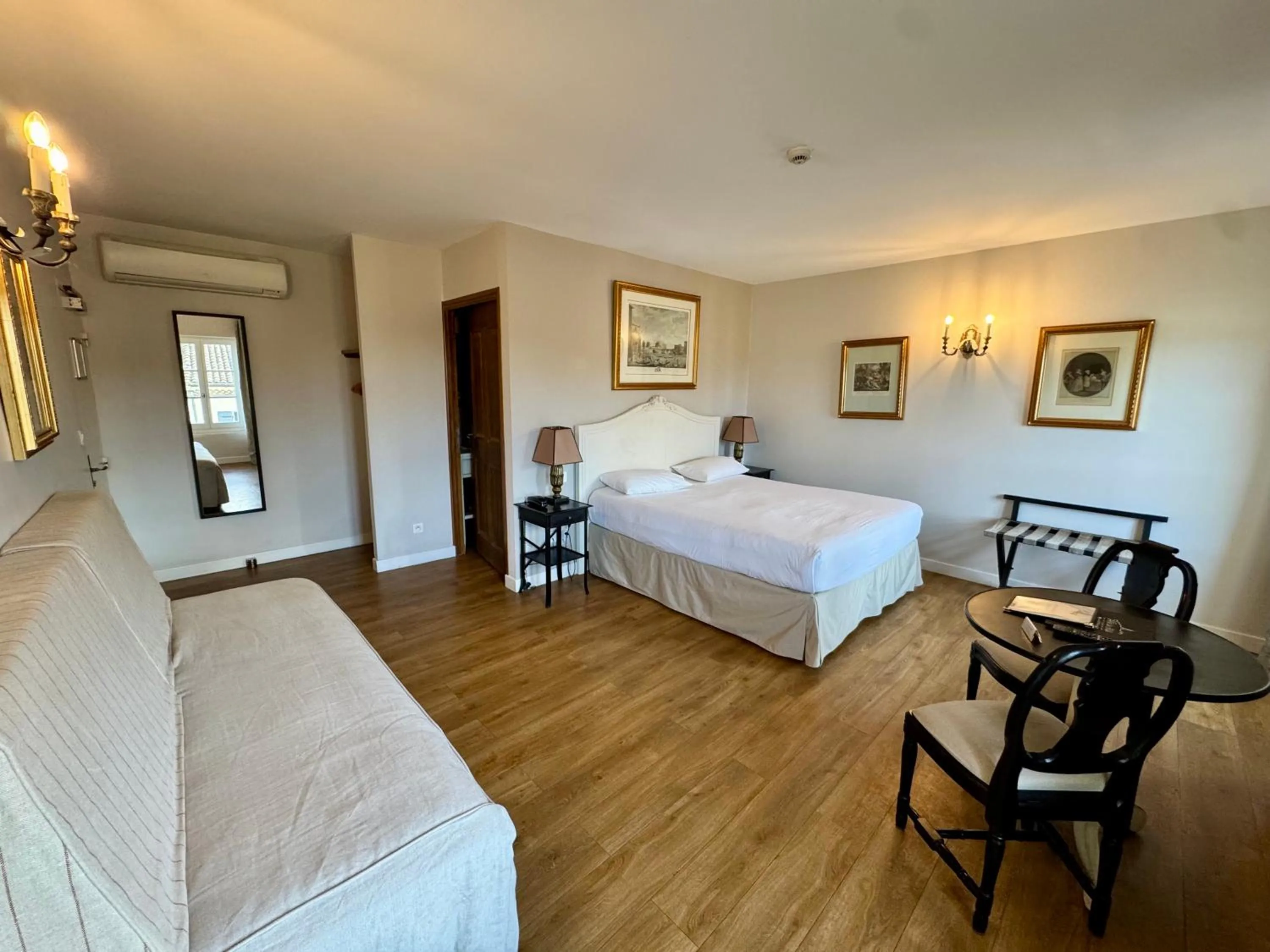 Bedroom, Bed in Hotel Du Midi