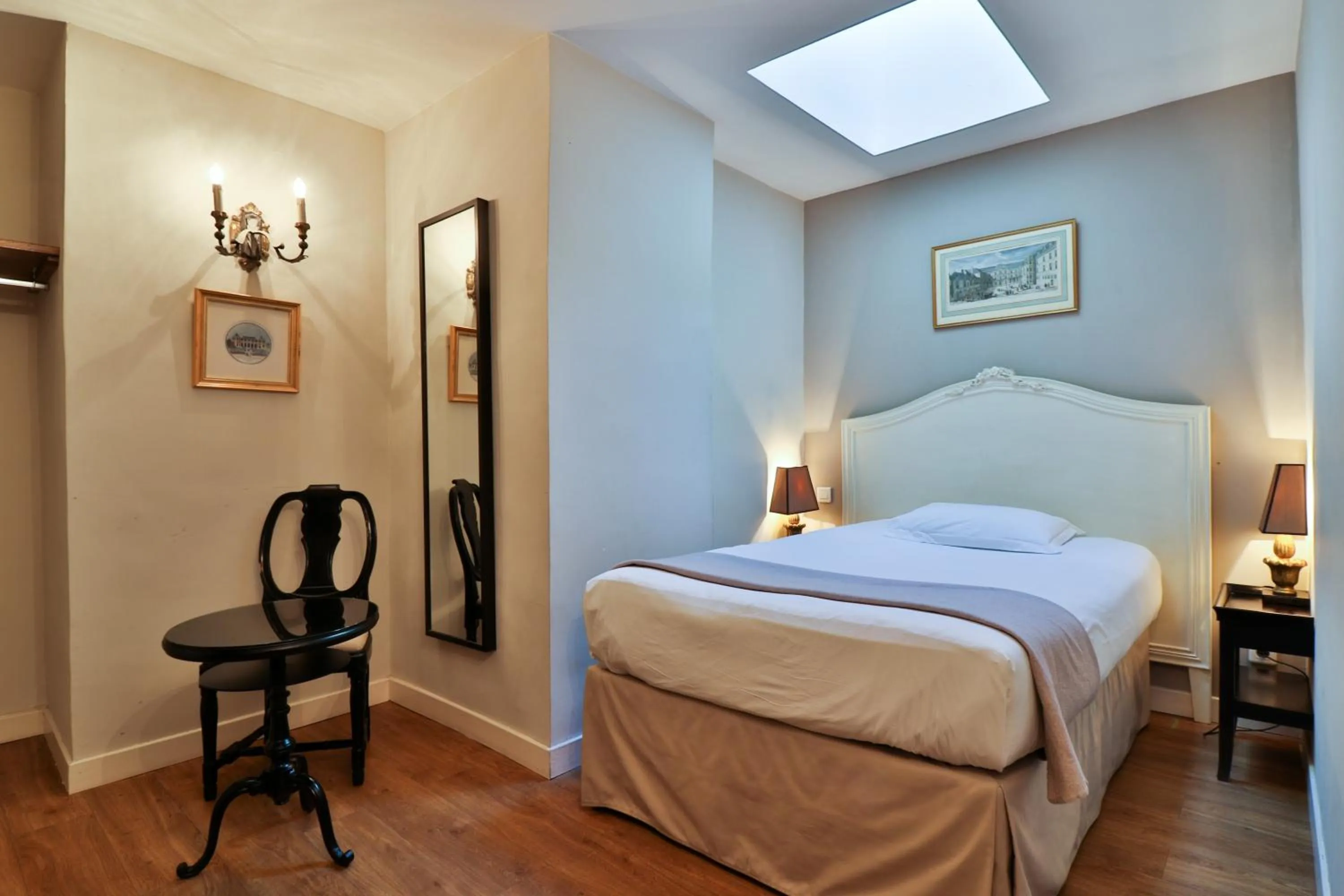 Bedroom, Bed in Hotel Du Midi