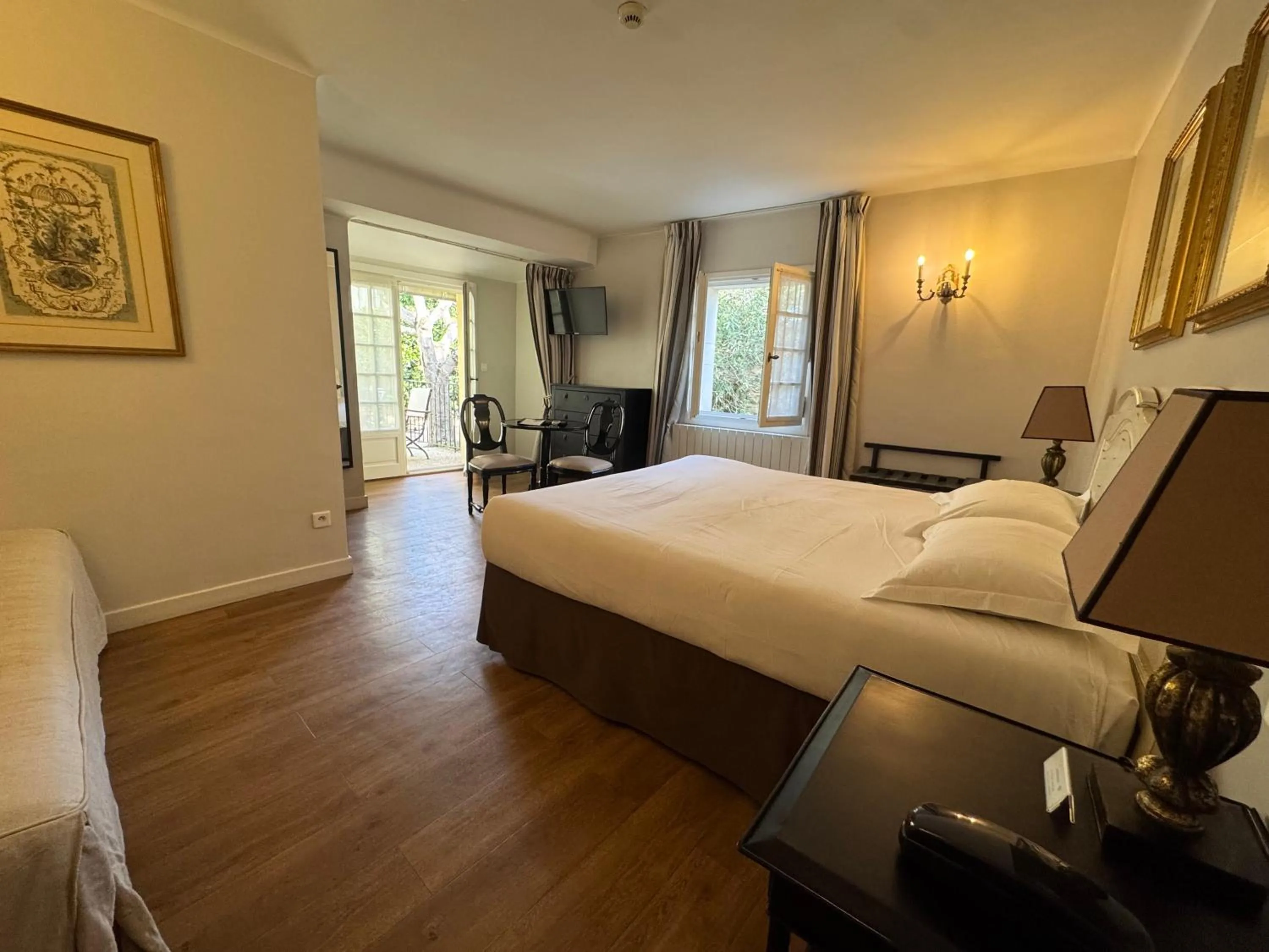 Bedroom, Bed in Hotel Du Midi