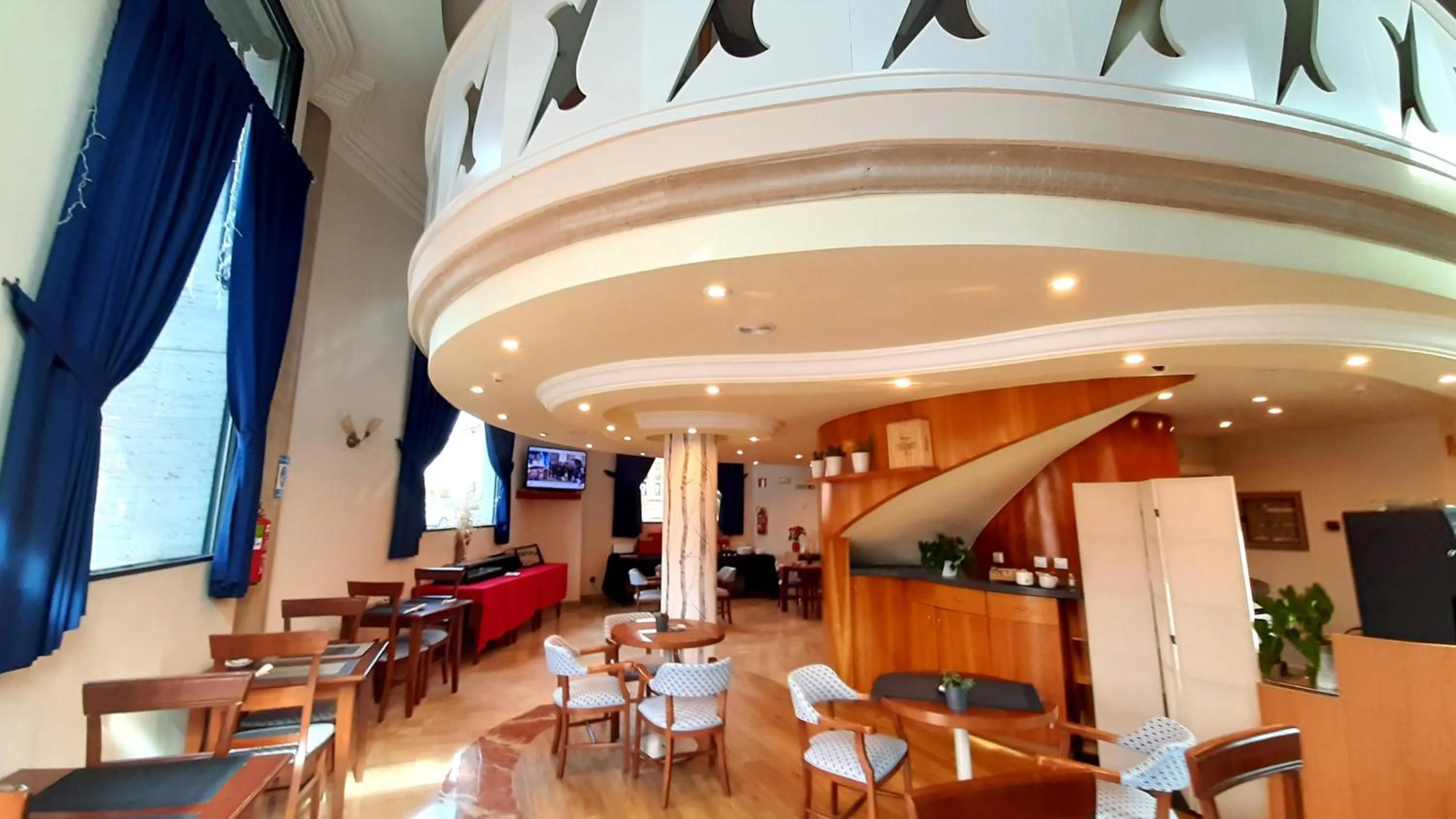 Restaurant/places to eat in Hotel Nueva Plaza