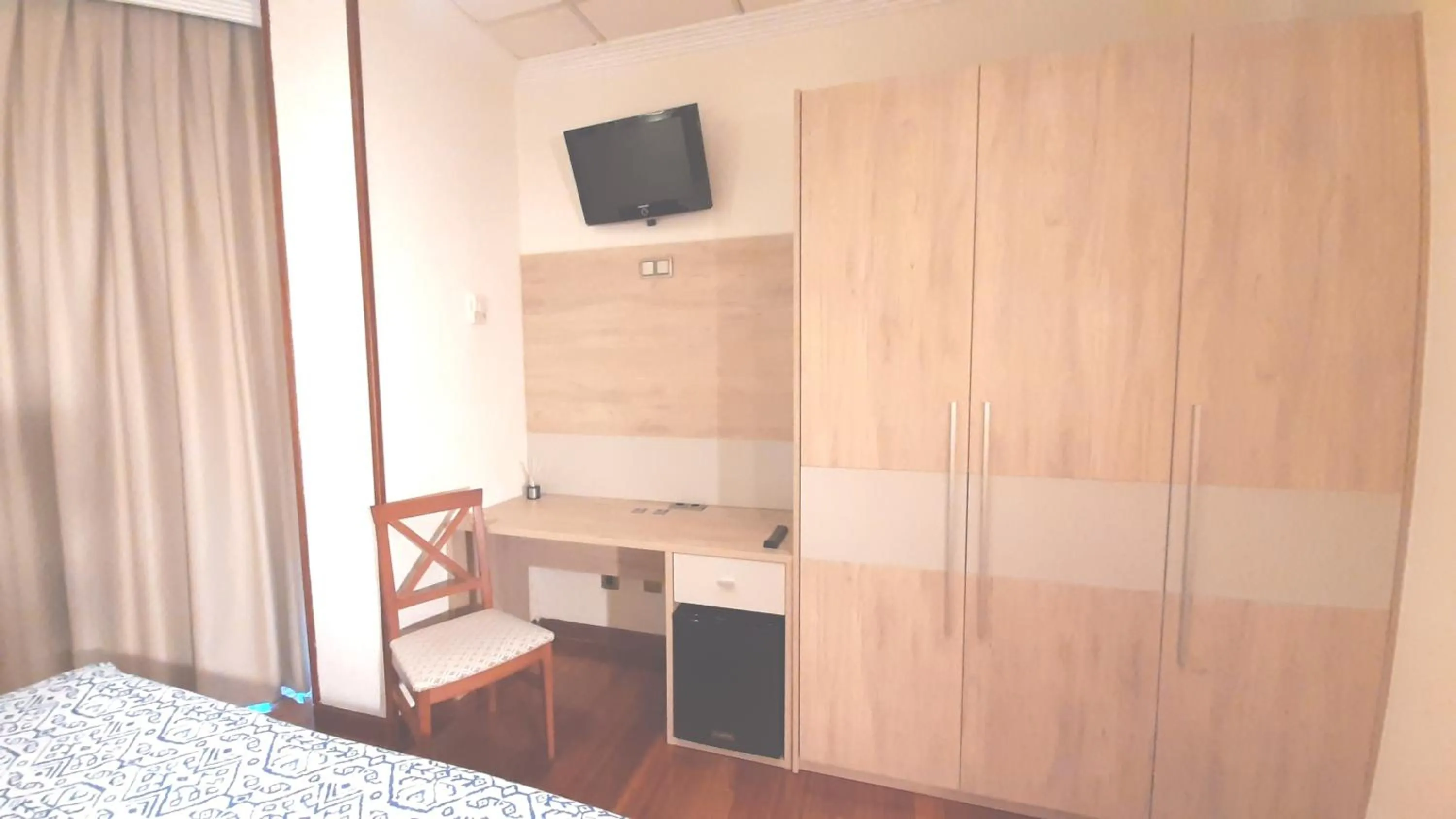 TV and multimedia, Bed in Hotel Nueva Plaza