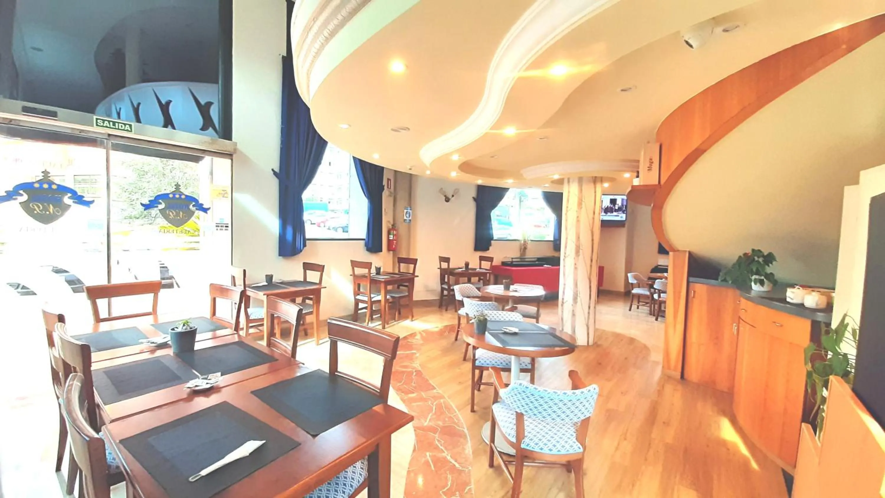 Restaurant/places to eat in Hotel Nueva Plaza