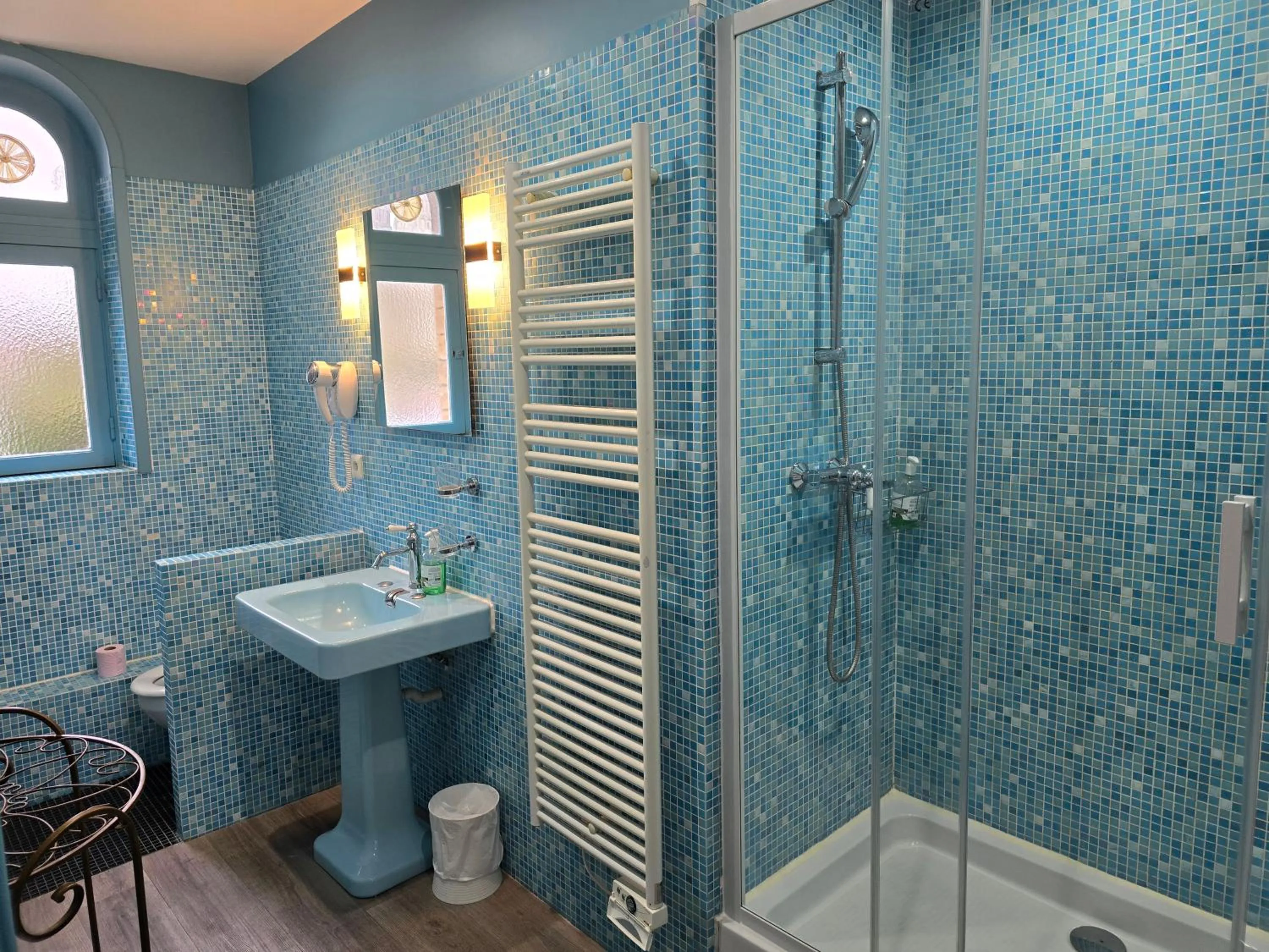 Shower in Le Castel Guesthouse