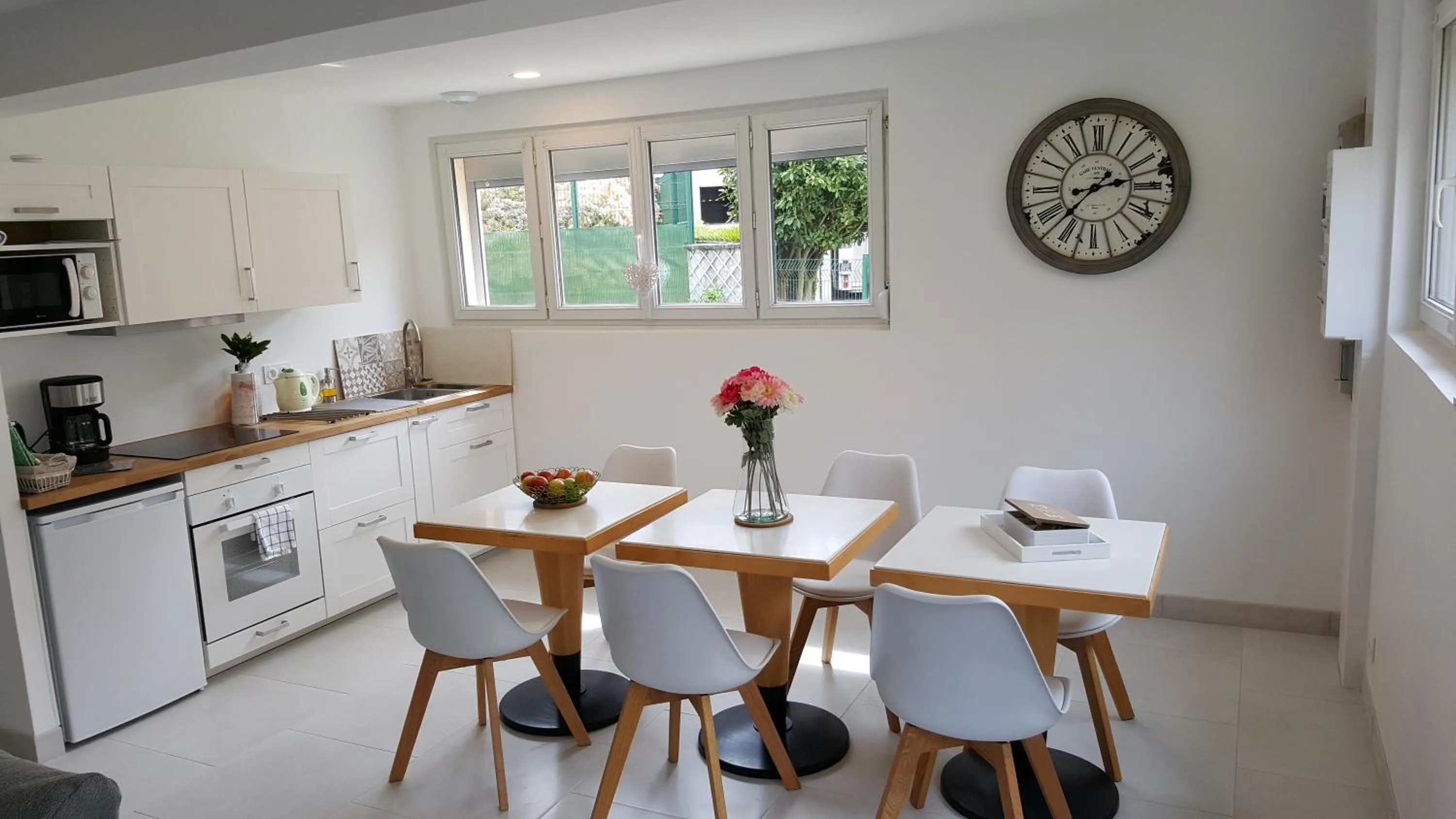 Kitchen or kitchenette in Le Castel Guesthouse