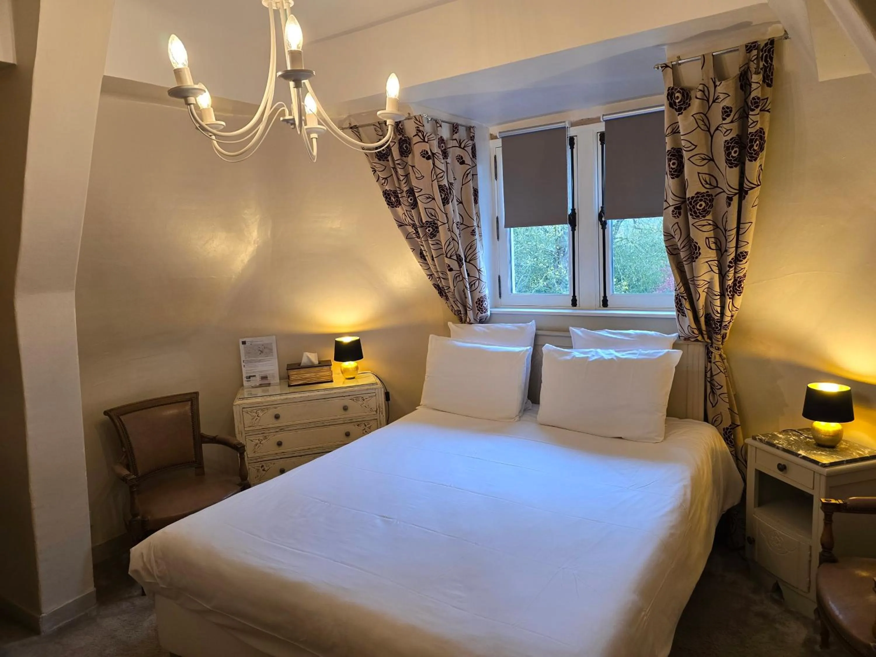 Bedroom, Bed in Le Castel Guesthouse